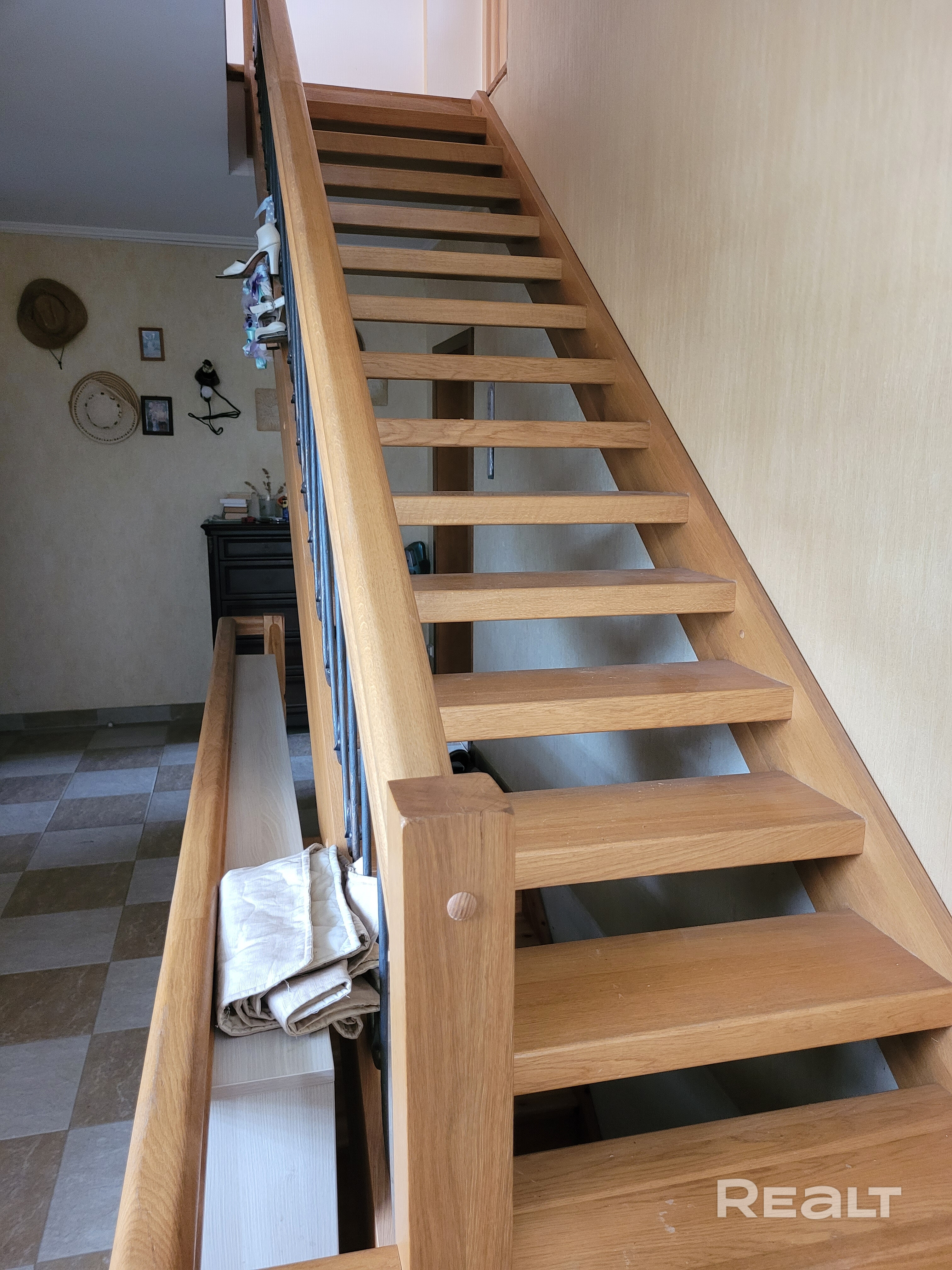 Продается дом в д. Дуброва, с потрясающим видом на озеро. Постройка 2009 года. Асфальт до дома, парковка перед домом на две машины. Участок 19 соток, сделаны террасы с ландшафтным дизайном. Молодой яблоневый сад, розарии, цветущие кустарники. Дом состоят из первого этажа и жилой мансарды. ПЕРВЫЙ ЭТАЖ: прихожая , зал 28 м2 с камином и панорамными окнами на озеро, спальня кухня санузел с душем. ВТОРОЙ ЭТАЖ: большая спальня детская спальня холл санузел ЦОКОЛЬНЫЙ ЭТАЖ: гараж со стеллажами - Ansicht 4