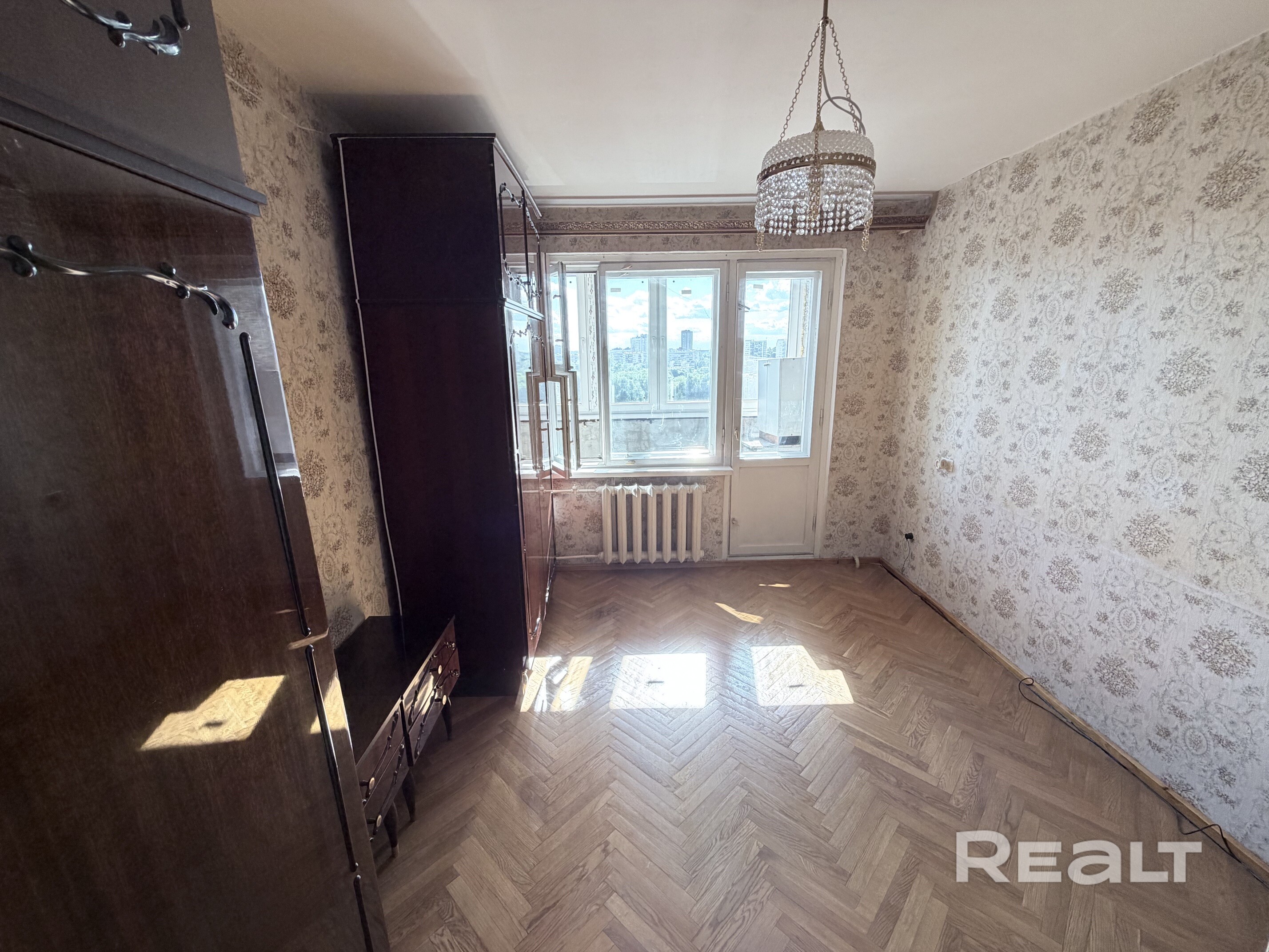 2-х комнатная квартира (площадью 58.1 кв.м. с лоджиями) в живописном районе. Светлая солнечная квартира с прекрасным панорамным видом из окна, качественный паркет, удобная планировка, двойная застекленная лоджия. Хорошее транспортное сообщение: 4 остановки до метро, удобный выезд на кольцевую на авто. Развитая инфраструктура: детсады, школы, гимназии, магазины, Экспобел, почта, банк, спорткомплекс с бассейном. Близость заповедных лесов и озер по Логойскому направлению. - Widok 5