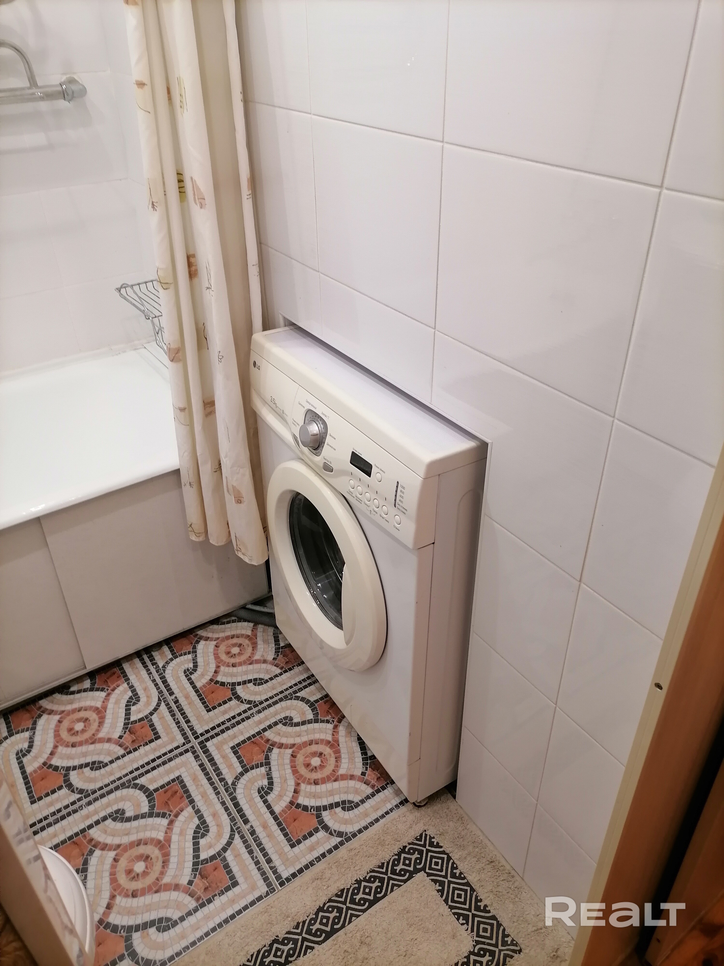 Договор на год с оплатой в белорусских рублях. Залога нет. Квартира готова к вашему переезду. Коммуналка 65 рублей летом до 85 рублей зимой. Новый холодильник. В квартире есть кондиционер. Окна выходят на 2 стороны. Наличие личного, чистого, большого подвала где можно поместить как велосипеды так и другие вещи. В самой квартире так же есть дополнительно коморка Добби для хранения своих вещей. Прекрасное расположение в центре города. В 2021 был капитальный ремонт дома. - Aanzicht 5