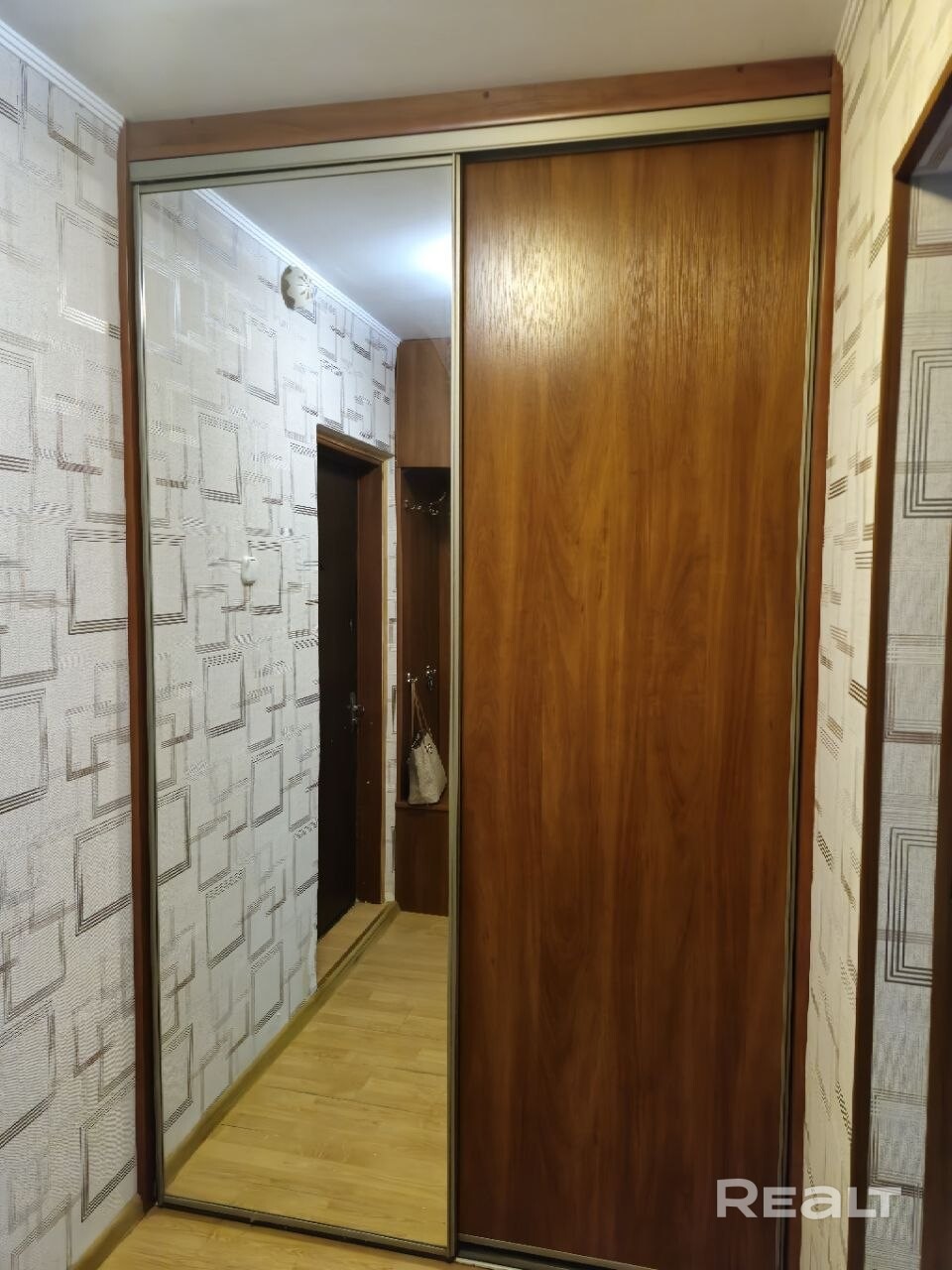 Сдается в аренду на длительный срок 1 ком.квартира, от собственника -ул.Якубовского,34 об.пл. –35,4 м2,жилая – 17,0 м2,кухня – 7,1 м2; раздельный с/у; застекленная лоджия; Квартира расположена на 1-м высоком этаже 9-ти этажного.До ст.м. Кунцевщина -2 остановки, либо 10-15 мин пешком.На окнах стеклопакеты. Инфраструктура: Детские сады, школа, поликлиника взрослая и детская - «Евроопт», «Корона» работает 24/7, рынок "Западный",лесопарк "Медвежино" ,бассейн Квартира сдается семье по договору! – pohled 4
