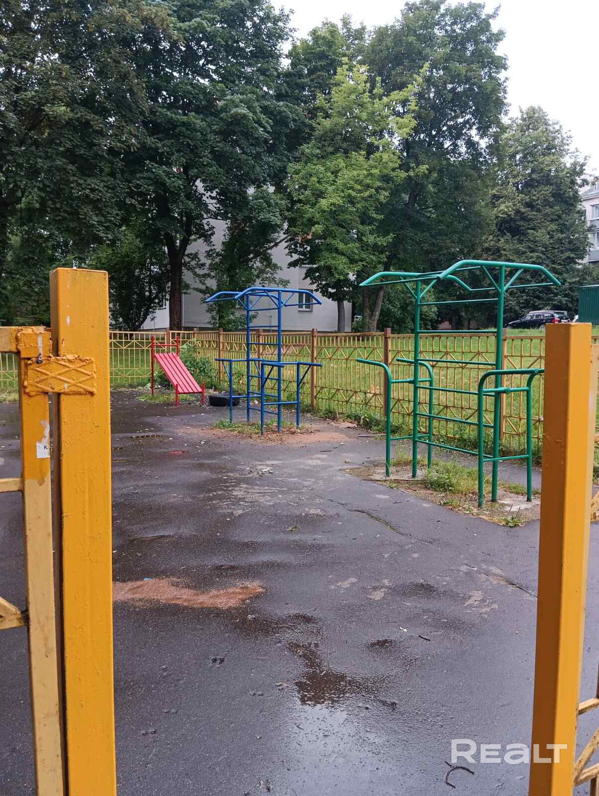 2-х комнатная квартира в тихом и обжитом центре Минска - всего в 14 минутах пешком от метро "Ф.Богушевича", в 20 мин. "Молодежная" и 6 мин. от пр.Дзержинского. Всё необходимое рядом: 6 продуктовых и 2 промтоварных магазинов, школа и д/садик, поликлиника, банки и почта в радиусе 5 минут ходьбы. Много зелёных зон для прогулок, утренних пробежек и отдыха с детьми. Вокруг дома достаточно мест для вечерней стоянки авто. Очень хорошие развязки для выезда в любой район Минска. - Więcej