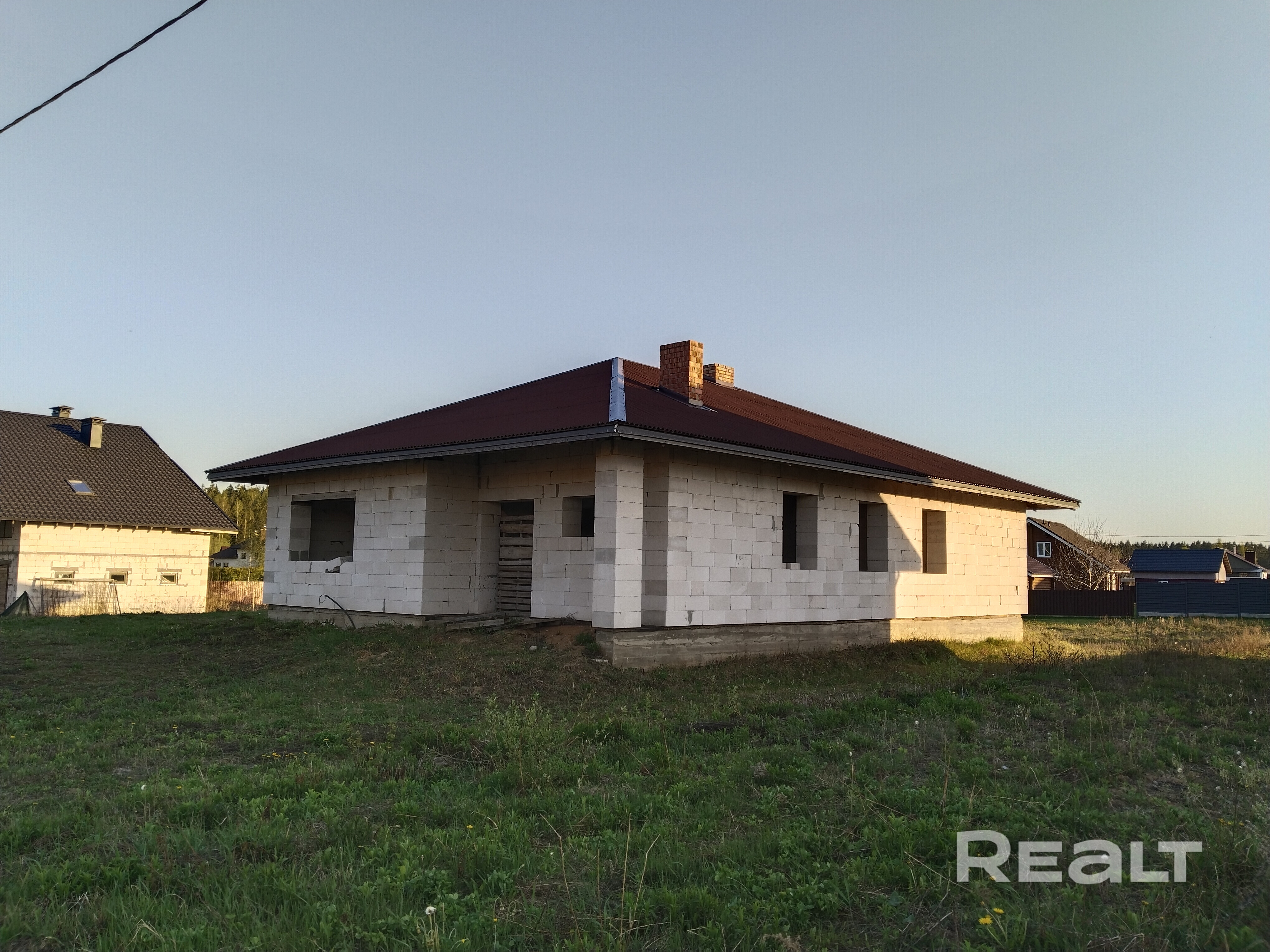 Продается недостроенный дом, квартирного типа, в европейском стиле. 8 км МКАД, 20 км аэропорт. Великолепное место для семейной жизни. Европейский проект. Одноэтажный (1 этаж+ нежилая мансарда/чердак), отдельно стоящий, без подвала. На первом этаже расположены: кухня, зал, столовая, ванная, 2 санузла, 3 спальни, котельная, кладовая, с панорамным окном и террасой. Территория земли для проектирования ландшафта, сада, огорода. Рядом лес. Функционируют детские сады и школы. В 7 минутах транспорт. - Mehr