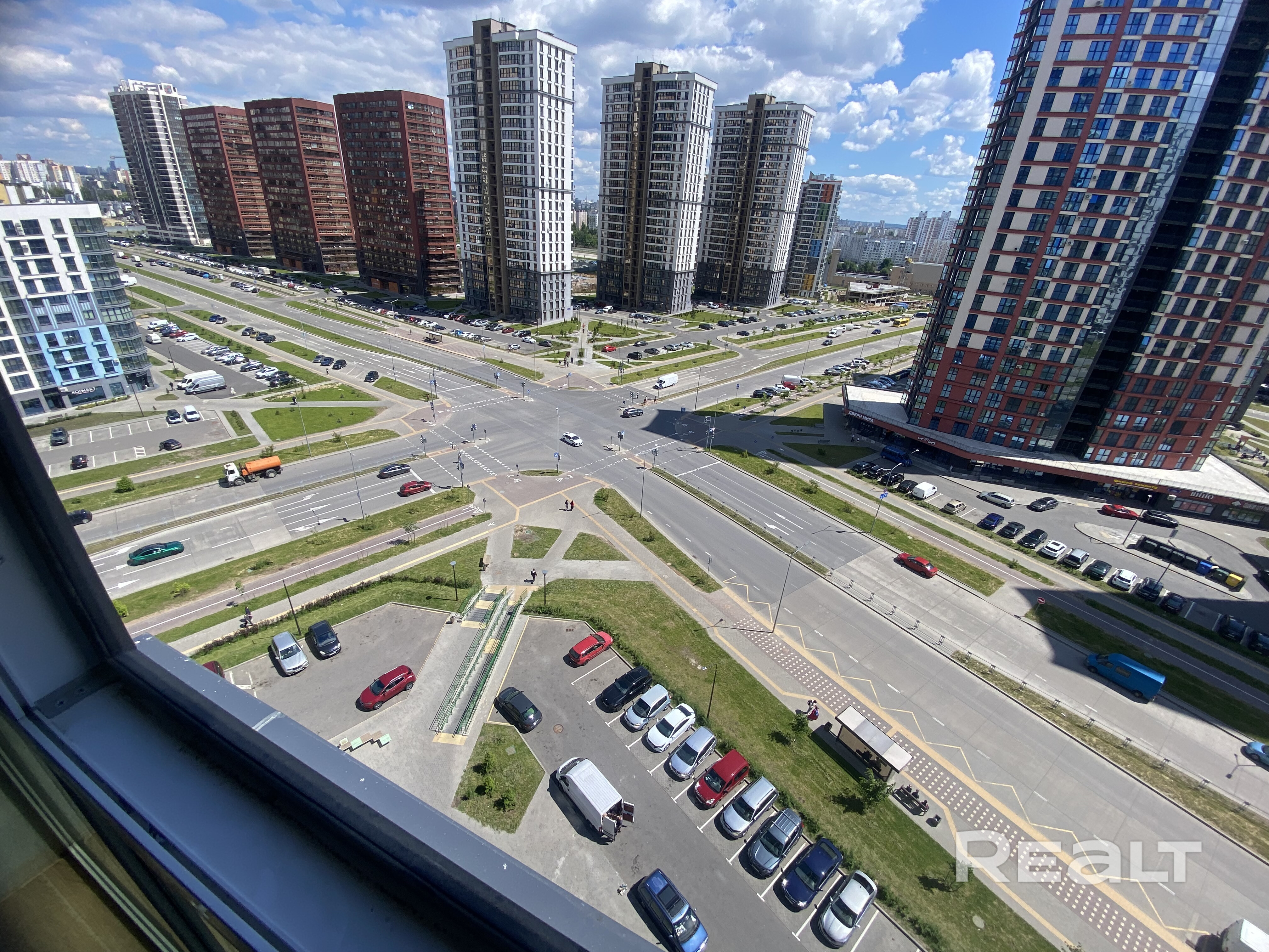 Продажа с частичным ремонтом. Электрика, сантехника сделаны, в совмещенном санузле - плитка, установлена инсталляция (Германия), есть душевой уголок(оставлю), можно ставить ванную, зона прихожей и кухни - плитка, все стены оштукатурены и частично с декоративной штукатуркой, покажу проект наглядно. Немного доделать под свой вкус и цвет - и можно «заезжать»! - Bild 4