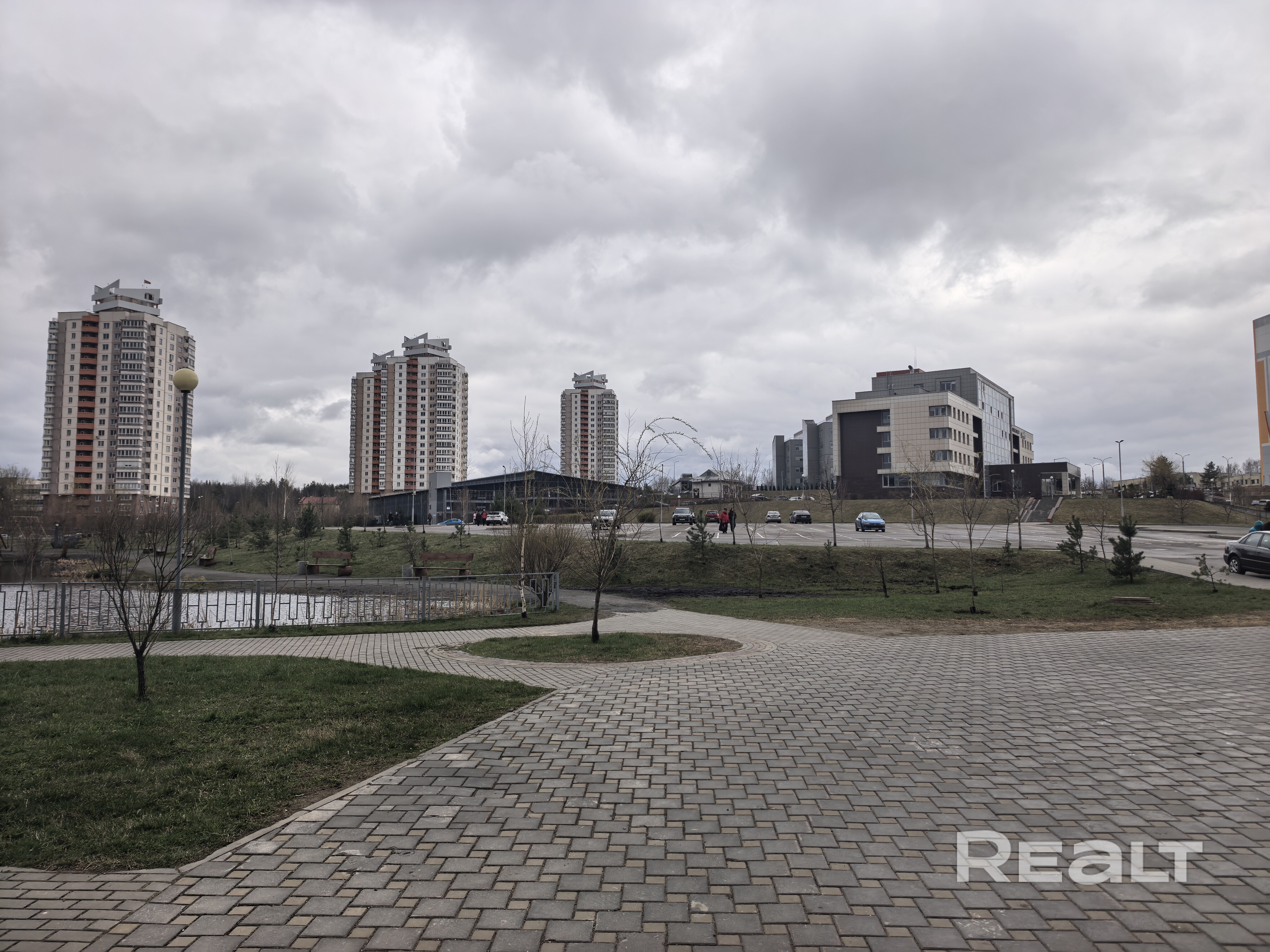 3-комнатная квартира + место на крытом паркинге. Квартира с отличной свободной планировкой. Можно сделать 3 комнаты+кладовка, или 2 отдельные комнаты и большая кухня-гостиная. На кухне французские окна в пол. В санузеле можно разместить 2 умывальника или умывальник+унитаз, маленьком санузеле есть ниша для умывальника).Металлическая входная дверь. Окна на лес и на паркинг. Выход из подъезда во двор и на сторону паркинга. Место на крытом 1 уровне паркинга, прям возле выхода из подъезда. - Ansicht 3