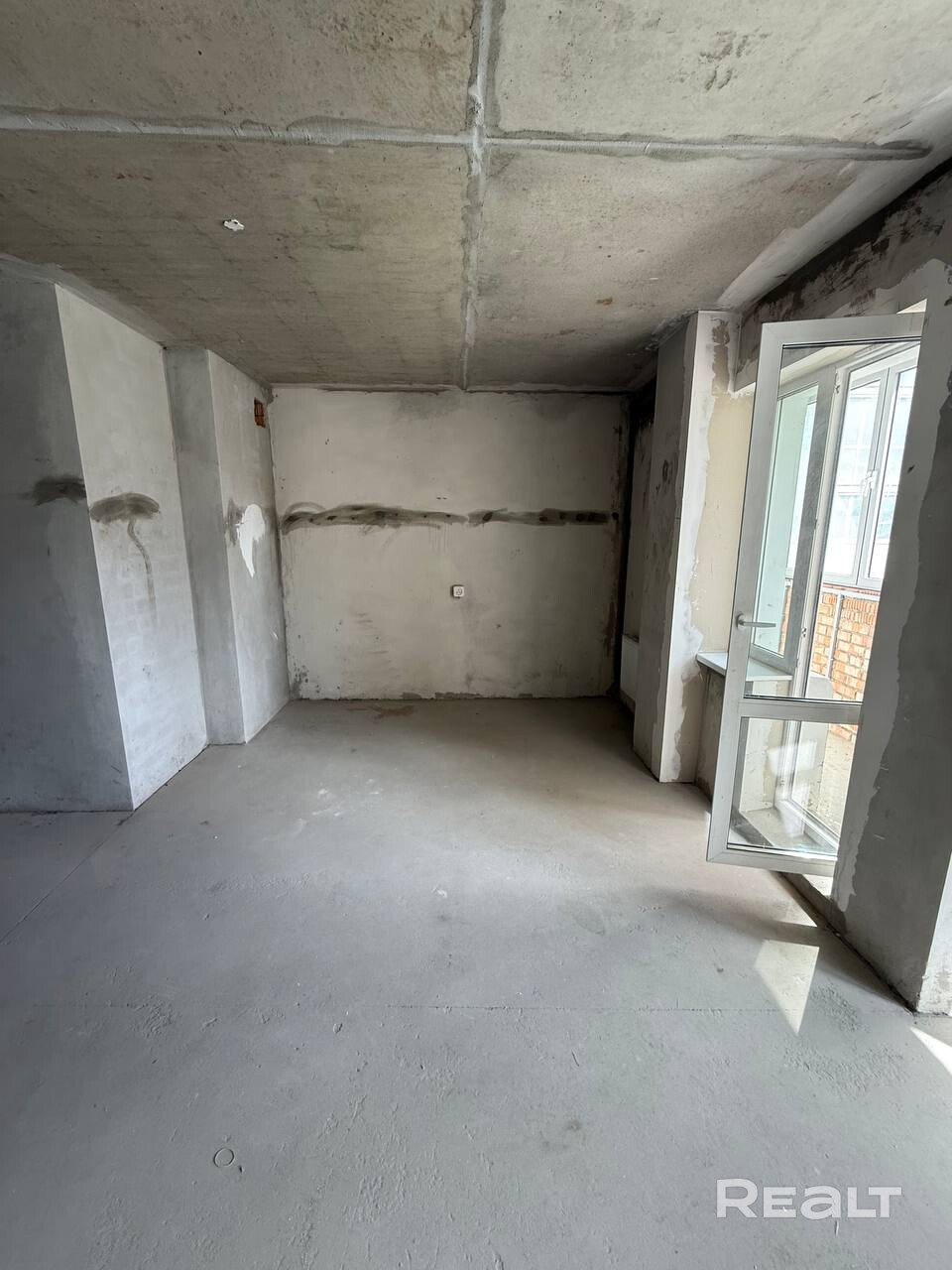 Надоели теснота и пробки? Вы заслужили комфорт! ​Эта 2-к квартира (71,6 м²) бизнес-класса в Уручье решит ваши боли: -Тесно? Современная планировка — у каждого свое место. -Мало места? 2 застекленные лоджии под мини-кабинет или зону отдыха. -Очереди утром? Комфортный раздельный санузел. -Потеря времени? 5 минут до метро «Уручье», быстрый выезд на МКАД. Парк, школы, сады и спортзал — у дома. ​ На данный момент в квартире возведены стены, сделаны 3 комнаты, сантехника и электрика. Возможен торг. - Ansicht 3
