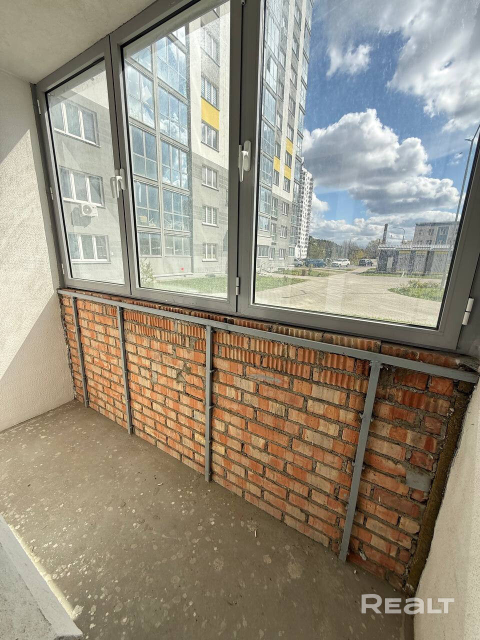 Надоели теснота и пробки? Вы заслужили комфорт! ​Эта 2-к квартира (71,6 м²) бизнес-класса в Уручье решит ваши боли: -Тесно? Современная планировка — у каждого свое место. -Мало места? 2 застекленные лоджии под мини-кабинет или зону отдыха. -Очереди утром? Комфортный раздельный санузел. -Потеря времени? 5 минут до метро «Уручье», быстрый выезд на МКАД. Парк, школы, сады и спортзал — у дома. ​ На данный момент в квартире возведены стены, сделаны 3 комнаты, сантехника и электрика. Возможен торг. - Ansicht 4