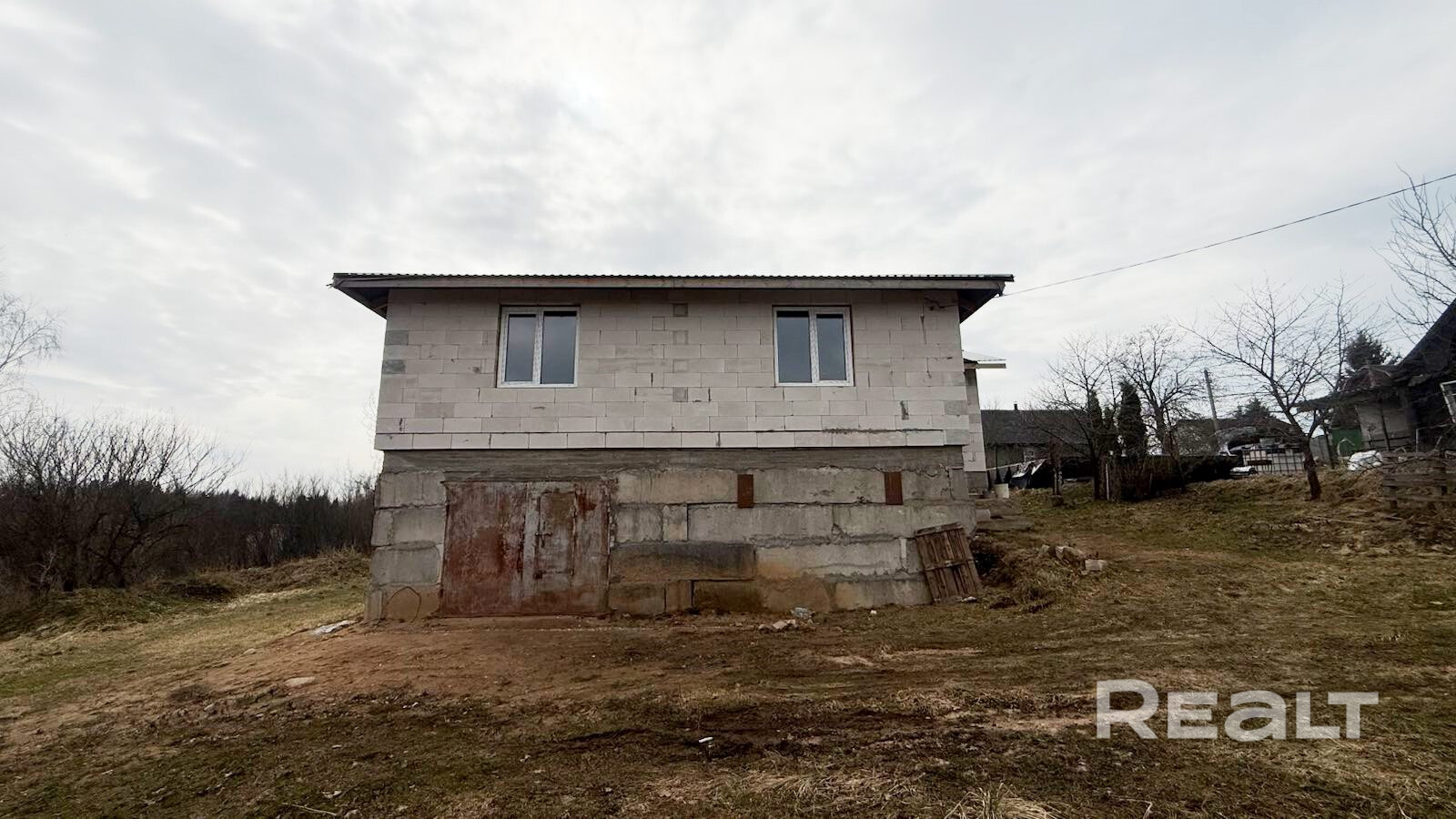 На земельном участке площадью 12 соток расположен капитальный дом площадью застройки 10 х 15 м. Этажность: 1 этаж + полноценный цокольный этаж под всей площадью дома. В доме предусмотрены 4 комнаты, санузлы, хозяйственные помещения, помещение под гараж. Толщина внутренних перегородок — 25 см. Электричество заведено, 3 фазы. Большой плюс — выделен тариф на отопление и подогрев воды электрокотлом (установлен отдельный счетчик). Водоснабжение центральный водопровод (заведен в дом) - Ansicht 6
