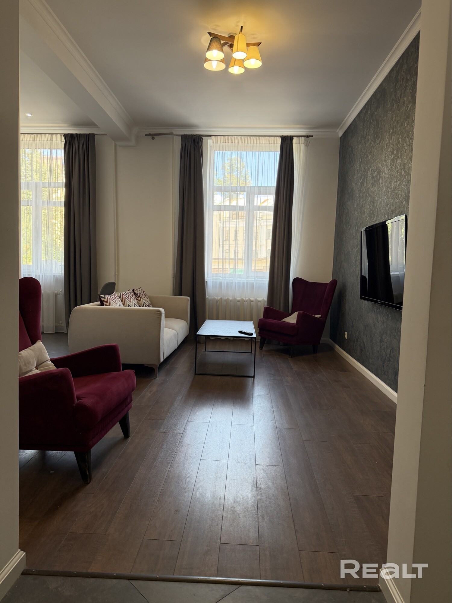 Продается 2-х комнатная квартира в самом центре Минска! Есть вся необходимая мебель и техника! Имеется ванная! Чистая продажа от собственника! В минуте ходьбы от известных мест, таких как Milano cafe, Cafe de Paris, Michel, Crowne Plaza и. т. д. Также рядом располагаются 3 станции метро и вся инфраструктура самого центра! Просьба риэлторам не беспокоить! - Vista 3