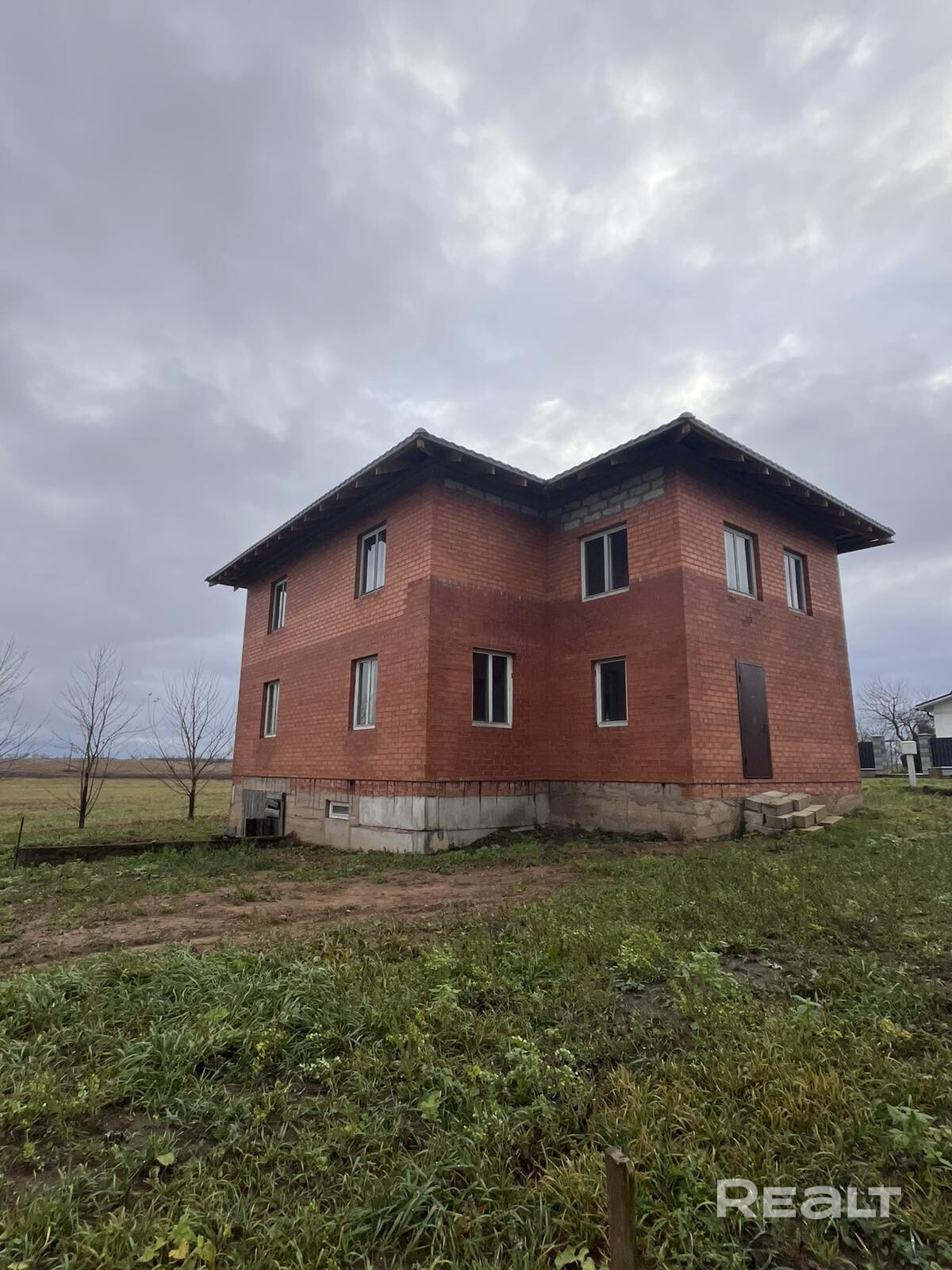 Ваш идеальный загородный проект на 25 сотках в д. Обчак! Всего 10-15 минут от МКАД по скоростной трассе — и вы дома. Продажа недостроенного дома в деревне Обчак — это предложение, ориентированное на тех, кто ценит масштаб и близость к городу. Обчак (Минский район, Могилевское направление) считается отличной локацией из-за быстрой логистики до МКАД. Главные козыри: огромный участок и перспективность объекта. Продается капитальный недостроенный дом (готовность 68%) на просторном участке – pohled 3