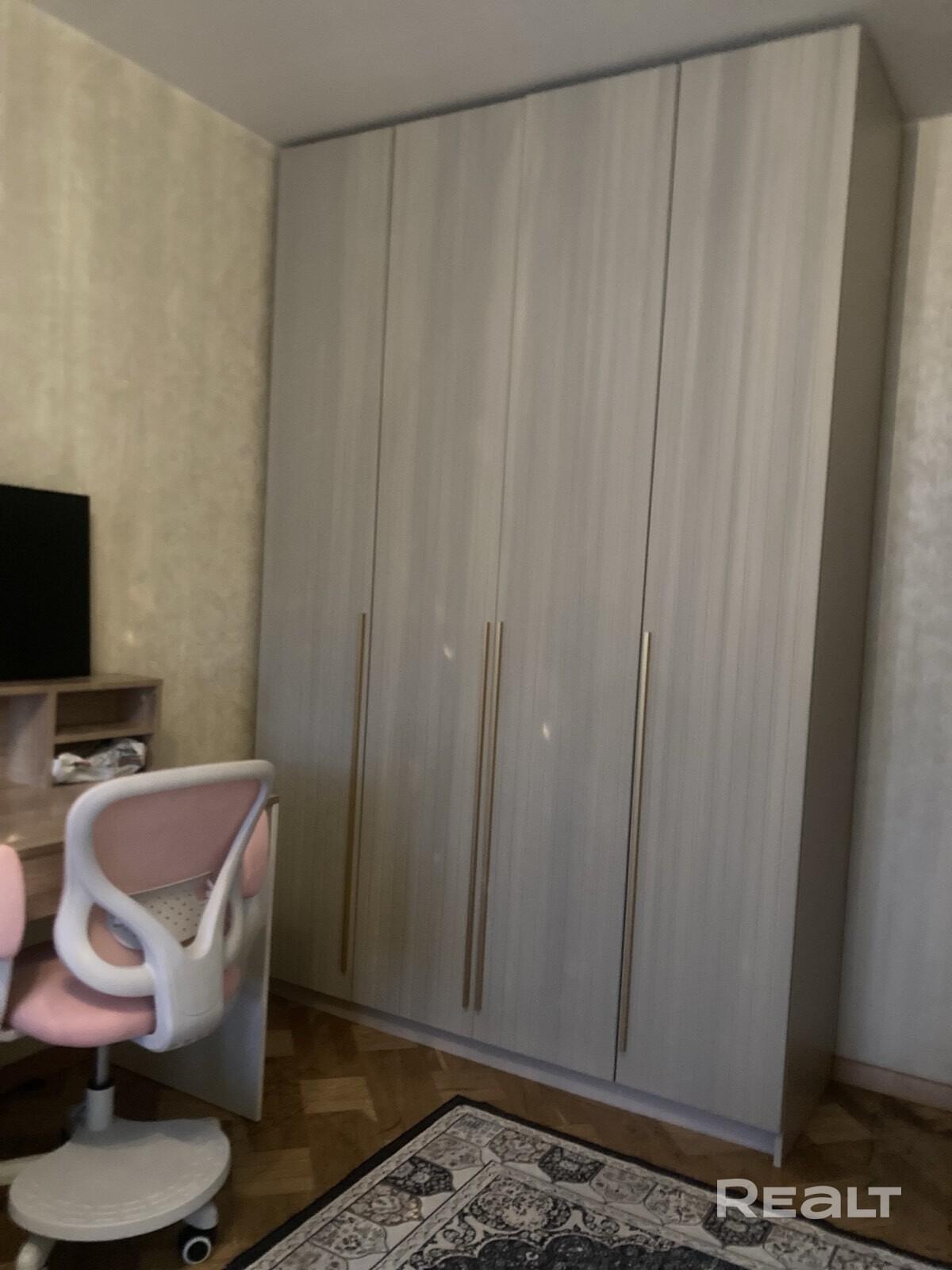 Благоустроенная , ухоженная трёхкомнатная квартира с хорошим ремонтом. Удобное месторасположение. 2 остановки до ст. метро "Пушкинская". Отличная инфраструктура. - Więcej