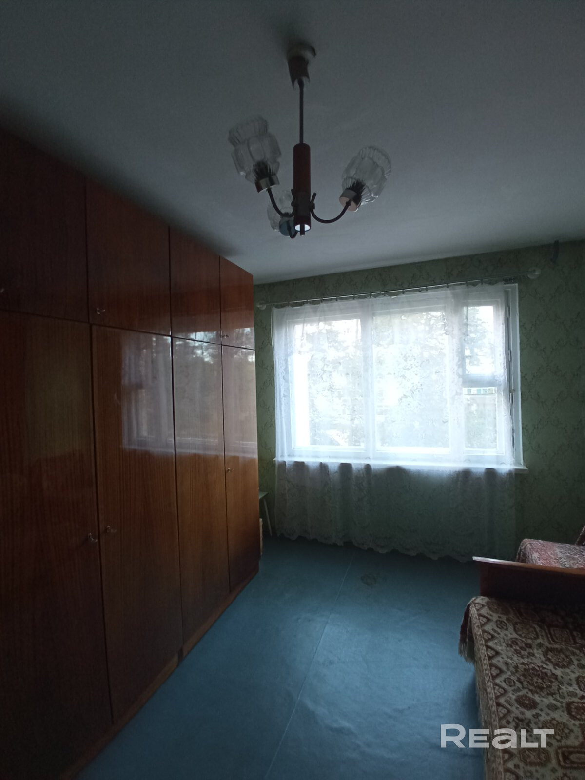 Квартира на ул. Якубова 28 (3 этаж) — тихое место с зелёным двором, где летом не слышно городской суеты. В доме капитальный ремонт (2022), новые лифт и трубы (газ и вода) — въезжай и забывай про коммунальные сюрпризы. Входная дверь — надёжная металлическая. Планировка удобная: все комнаты изолированные, каждая с отдельным входом из коридора, так что можно спокойно работать, отдыхать и принимать гостей, не мешая друг другу. Соседи спокойные, в основном люди старшего поколения. - Widok 4