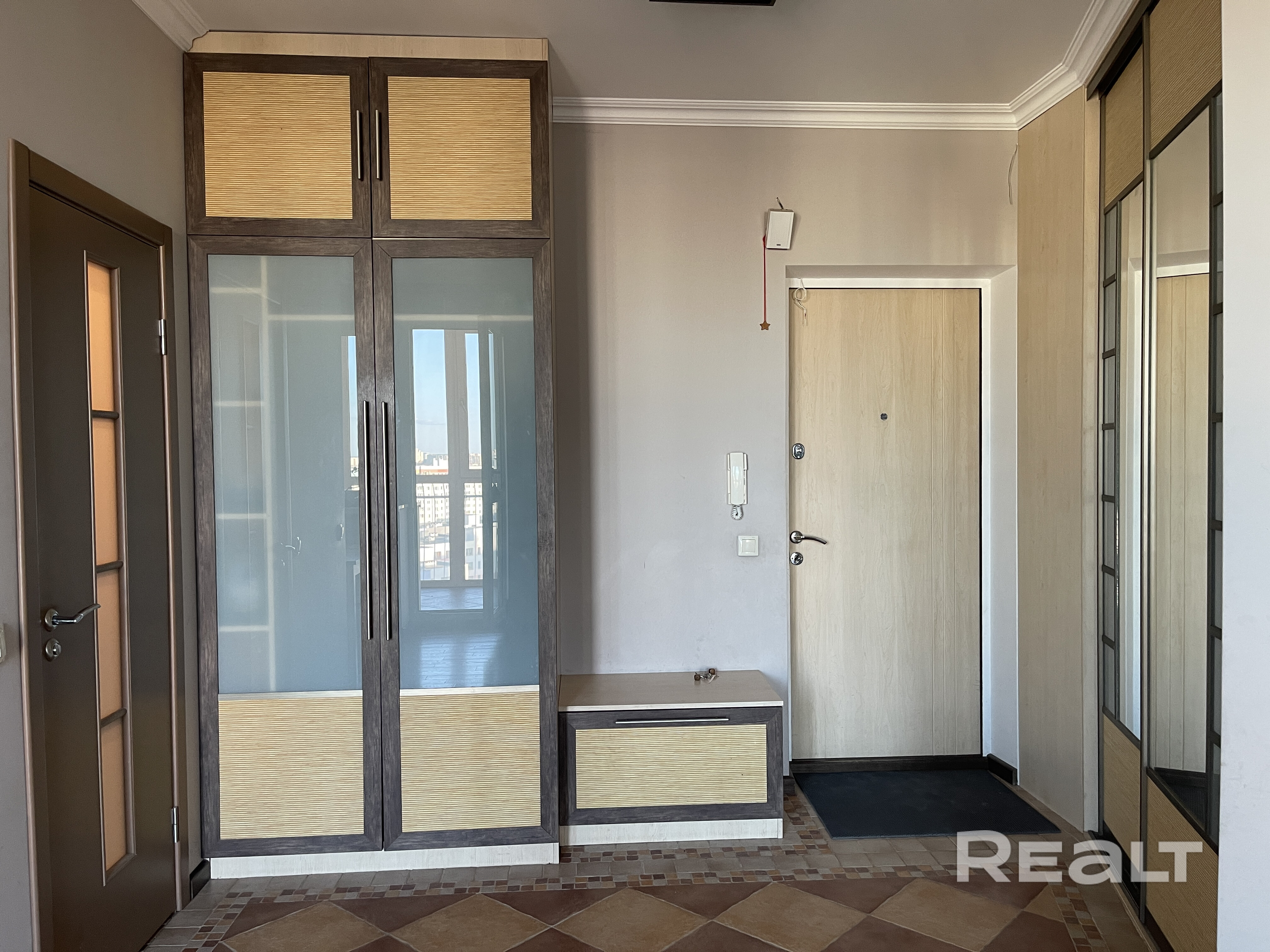 Кухня и гостиная совмещенные (41 м2), есть гардероб, кладовая. 2 лифта (один - грузовой), парковка с достаточным количеством мест. - Widok 6