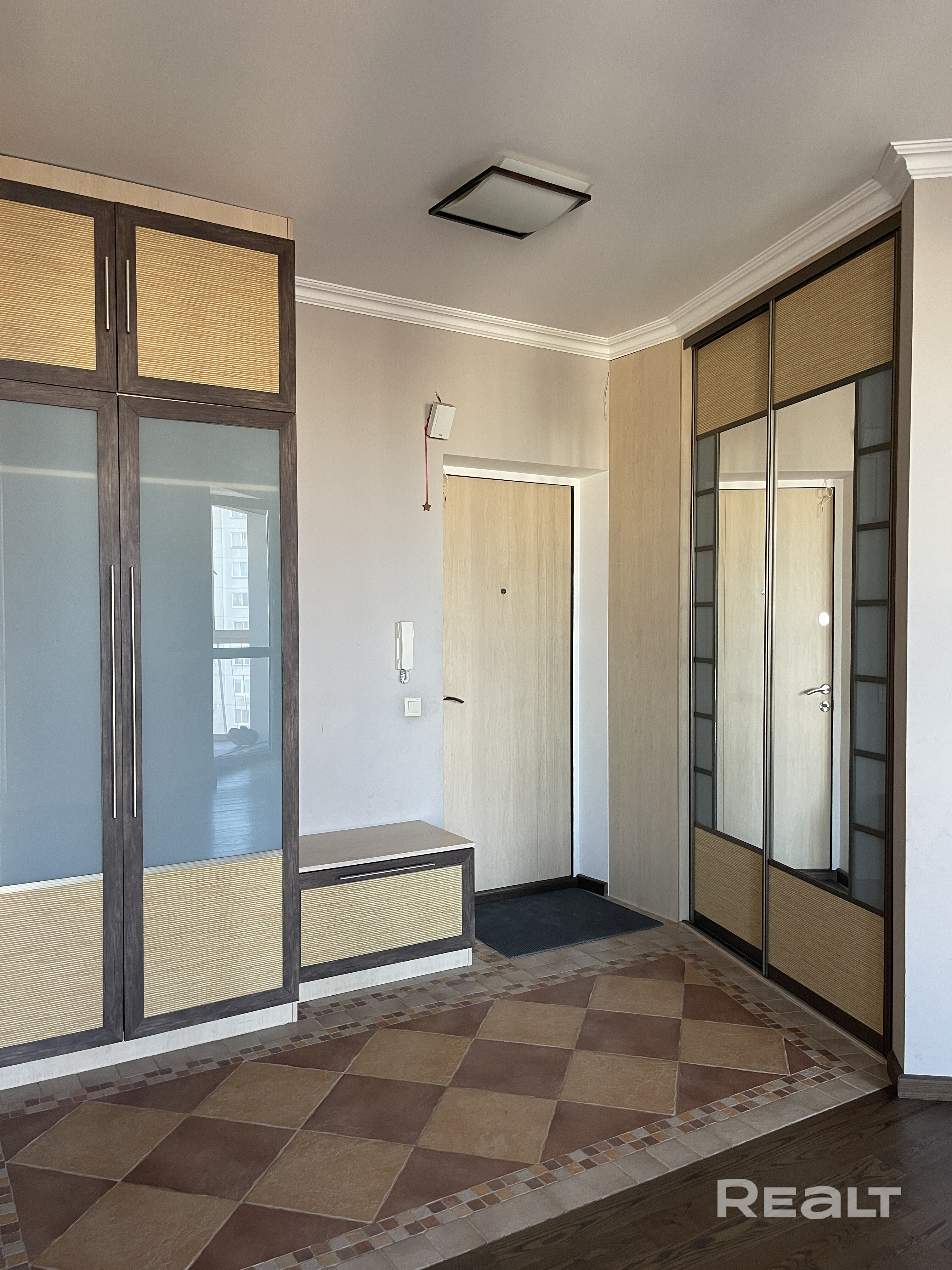 Кухня и гостиная совмещенные (41 м2), есть гардероб, кладовая. 2 лифта (один - грузовой), парковка с достаточным количеством мест. - Widok 5