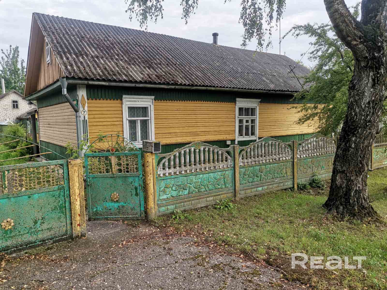 Дом ухоженный с мебелью. Печное отопление. Есть вода в доме. Санузел на улице. Есть возможность подключения электроотопления. Хоз постройки, баня(требует ремонта), гараж. - Widok 6