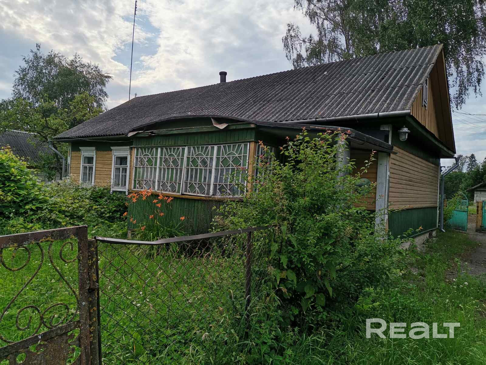 Дом ухоженный с мебелью. Печное отопление. Есть вода в доме. Санузел на улице. Есть возможность подключения электроотопления. Хоз постройки, баня(требует ремонта), гараж. - Więcej
