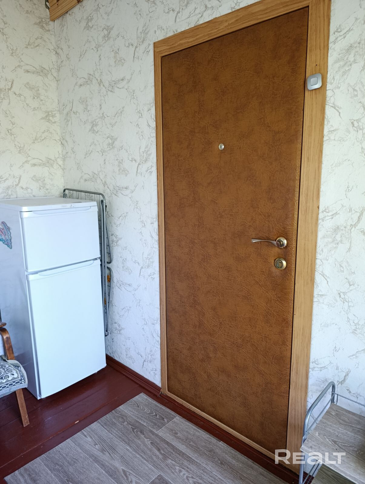 Продам дачу , Ждановический с/с ,18 км. от Минска.Дом три уровня 2008г.постройки , об.пл. 101.3 КВ.м.Готовность 100процентов , пригоден для круглогодичного проживания.Участок 5.88 соток, в частной собственности плюс 2.3 сотки в постоянном пользовании.Обработанный , много плодовых деревьев , кустов .Крайний , рядом лес , красивое , живописное место . Туалет септик , есть душ. До остановки автобуса , маршрутки десять минут спокойным шагом.Два раза в неделю приезжает автолавка. - Widok 3
