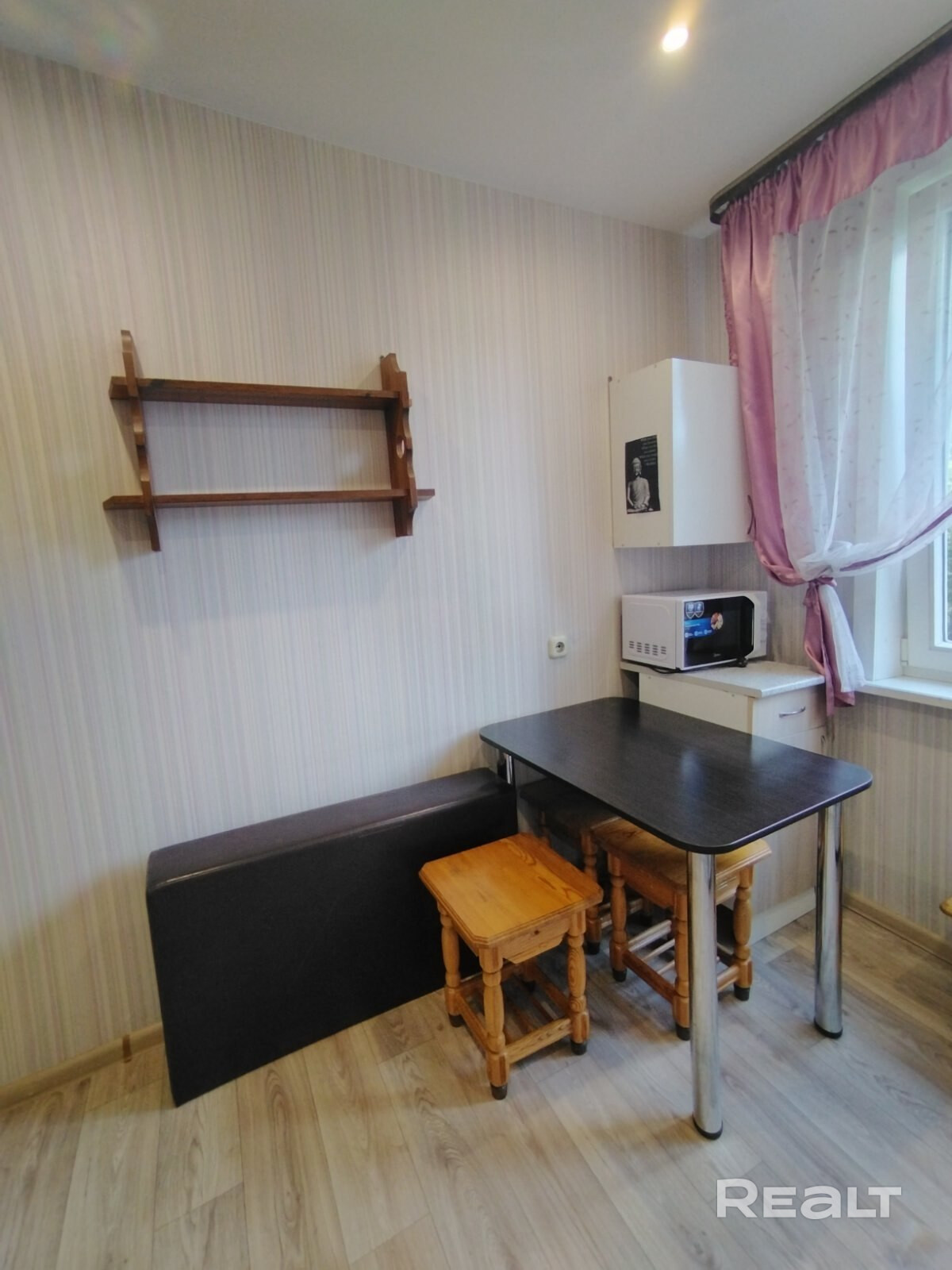 Продам 1-комнатную квартиру в микрорайоне малиновка. 5 минут ходьбы до ст.м. Малиновка, через дорогу круглосуточный супермаркет Простор. Удобный 2 этаж из 9, много парковочных мест во дворе доме. Хорошие соседи. Вся мебель остаётся. Входная металлическая дверь. Собственник Олимпиада. - Widok 3