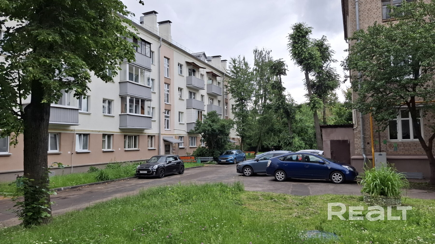 Чистая продажа от собственника! Ст.м.Грушевка в 4мин.пешком, центр - в нескольких остановках! Окна на 2 стороны.Тихие зеленые дворы без перспективы застройки перед окнами! Кап.ремонт: дом-2025г, подъезд-2026г. 2я линия от пр.Дзержинского - рядом школы, сады, кафе и вся инфраструктура! Всегда есть место для парковки. Квартира без обременений и доступна к "заезжай и живи". Есть подвал. Ремонт обычный, возможны перепланировки. Тихий центр! Агентства просьба НЕ БЕСПОКОИТЬ без реал.покупателя! - Ansicht 6