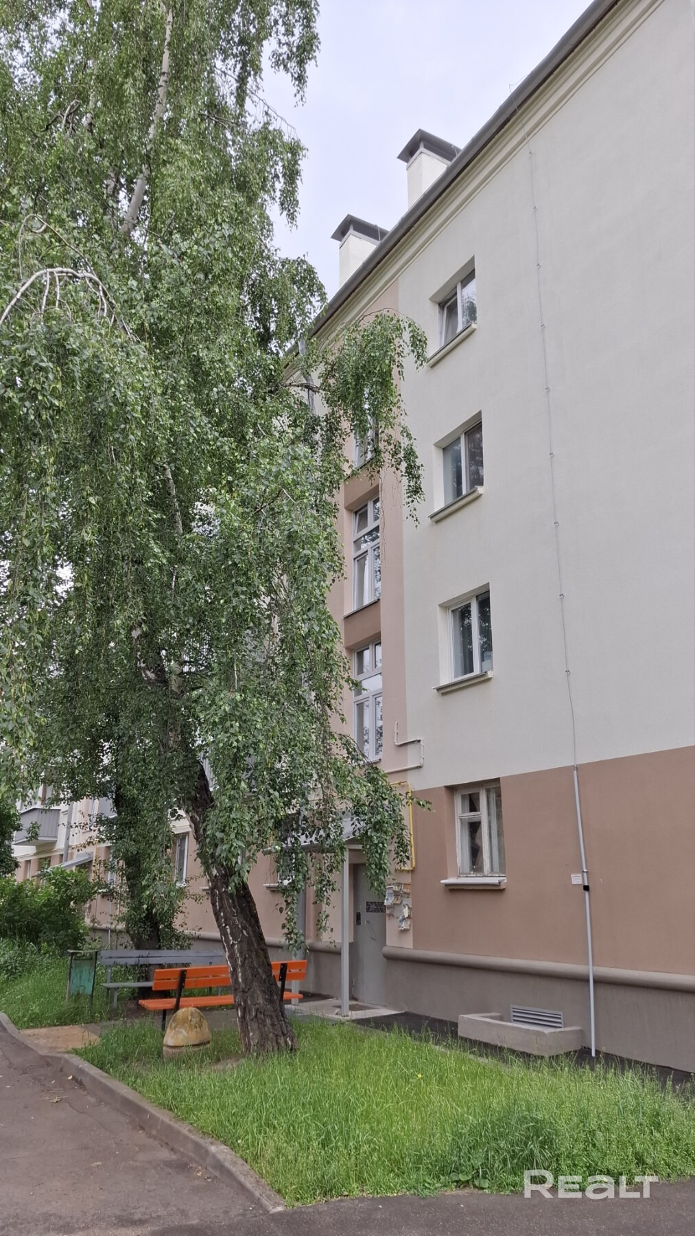 Чистая продажа от собственника! Ст.м.Грушевка в 4мин.пешком, центр - в нескольких остановках! Окна на 2 стороны.Тихие зеленые дворы без перспективы застройки перед окнами! Кап.ремонт: дом-2025г, подъезд-2026г. 2я линия от пр.Дзержинского - рядом школы, сады, кафе и вся инфраструктура! Всегда есть место для парковки. Квартира без обременений и доступна к "заезжай и живи". Есть подвал. Ремонт обычный, возможны перепланировки. Тихий центр! Агентства просьба НЕ БЕСПОКОИТЬ без реал.покупателя! - Ansicht 3