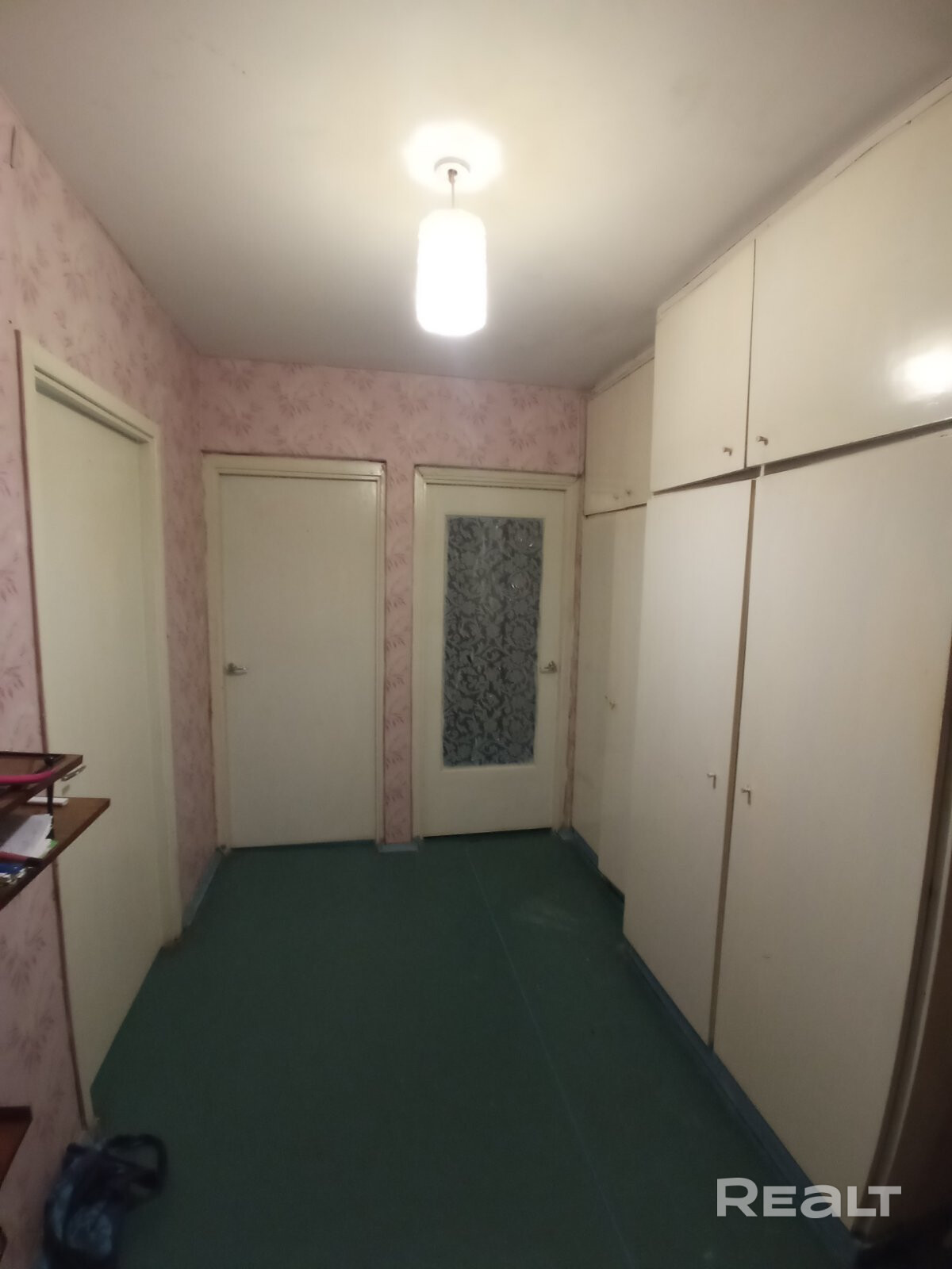 Квартира на ул. Якубова 28 (3 этаж) — тихое место с зелёным двором, где летом не слышно городской суеты. В доме капитальный ремонт (2022), новые лифт и трубы (газ и вода) — въезжай и забывай про коммунальные сюрпризы. Входная дверь — надёжная металлическая. Планировка удобная: все комнаты изолированные, каждая с отдельным входом из коридора, так что можно спокойно работать, отдыхать и принимать гостей, не мешая друг другу. Соседи спокойные, в основном люди старшего поколения. - Widok 5