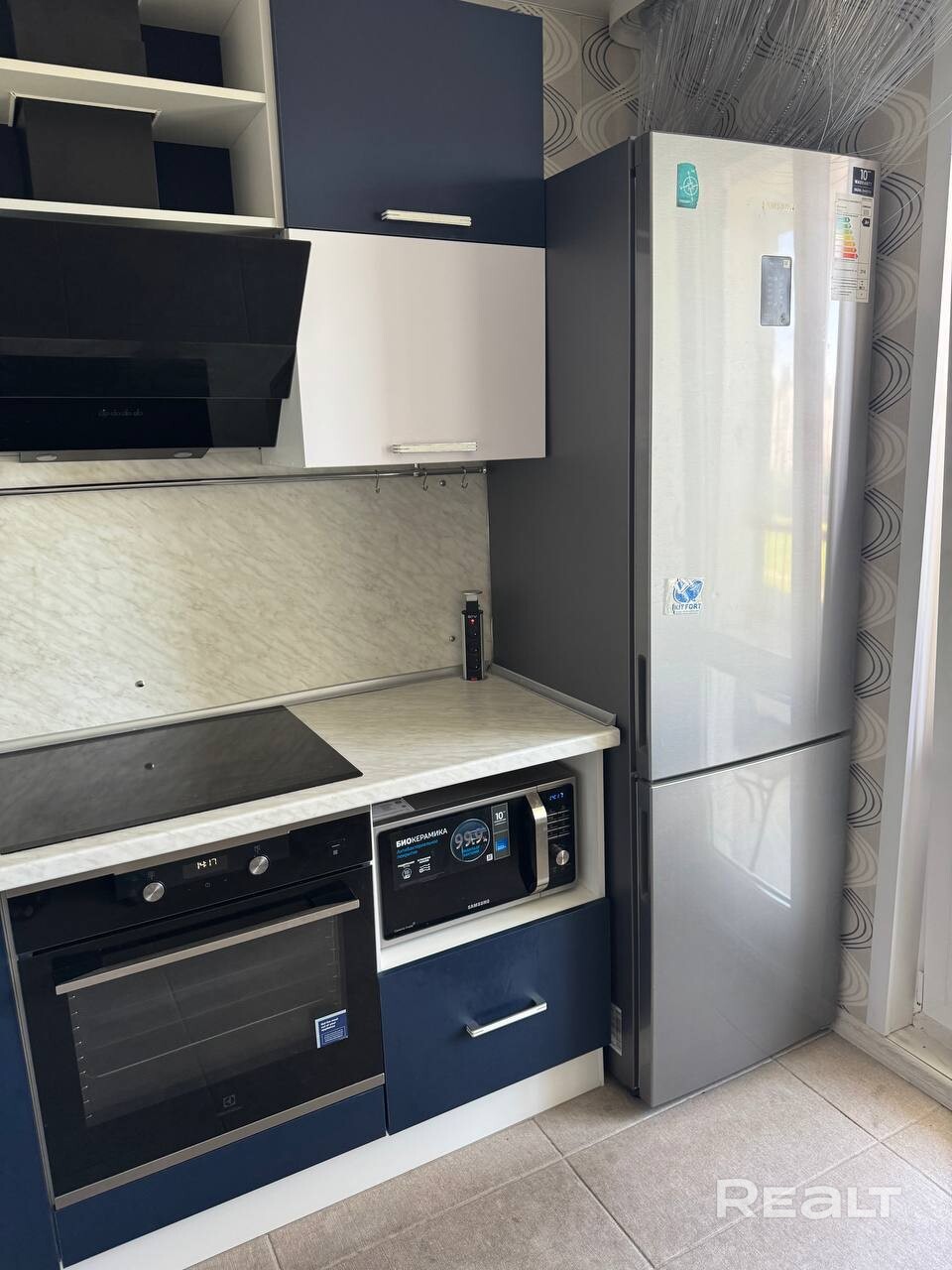 Дом 2019 года • собственник • без комиссии • свободна с 1 августа Техника Samsung/Electrolux • коммунальные 85–95 BYN Свободна для заселения сейчас или с 1 августа Светлая, тихая и полностью укомплектованная квартира площадью 40,3 м² расположена на 4 этаже. В квартире есть всё необходимое для комфортной жизни: качественная бытовая техника Samsung и Electrolux, современная мебель, большое количество мест для хранения, просторный балкон и развитая инфраструктура рядом с домом. - Bild 3