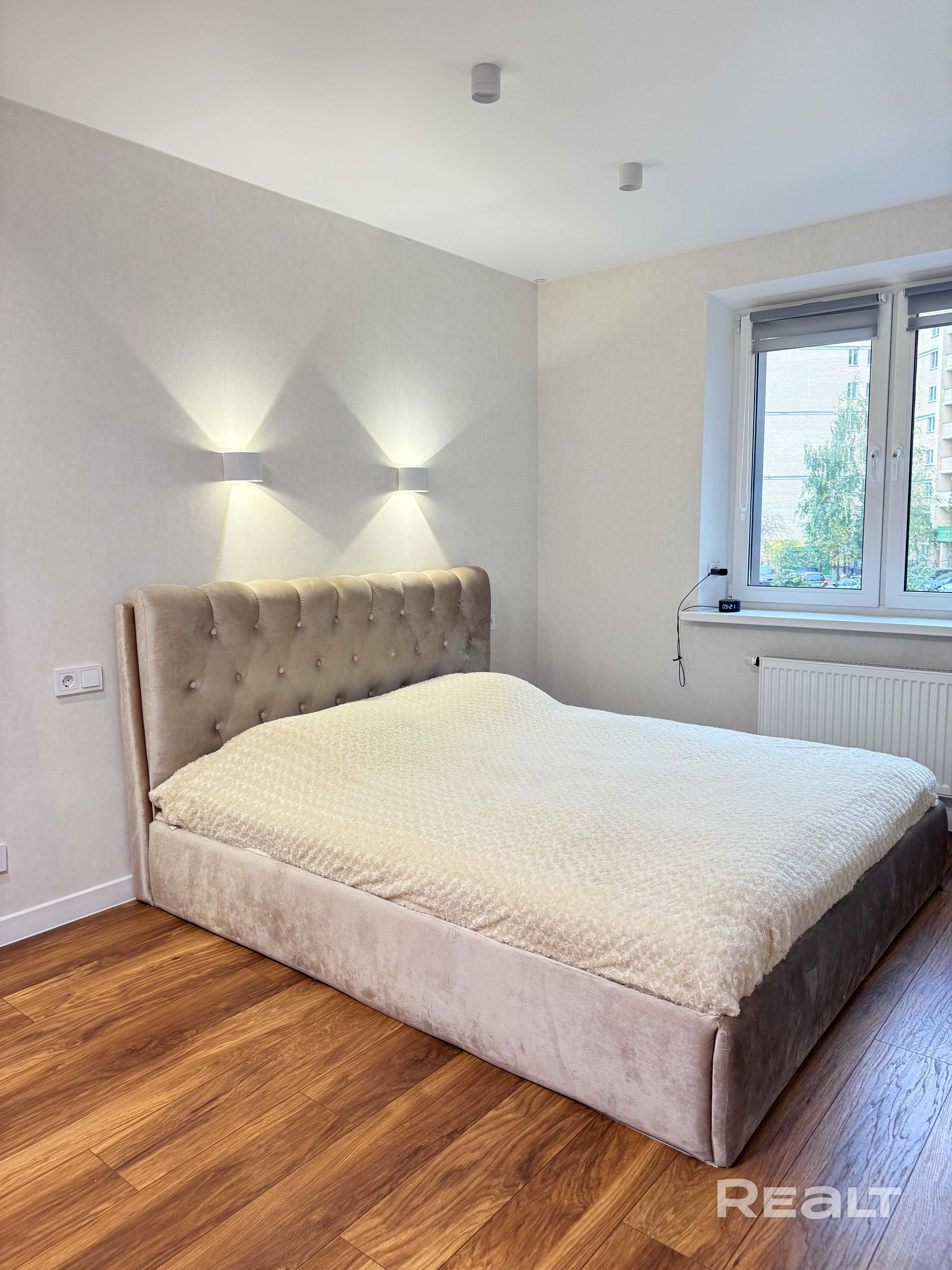 Новая, уютная квартира в современном доме на ул. Леонида Беды, 42. После ремонта в ней проживали всего около полугода, поэтому мебель, техника и отделка находятся в отличном состоянии. Полностью готова к заселению. Предпочтительна долгосрочная аренда. - Fler