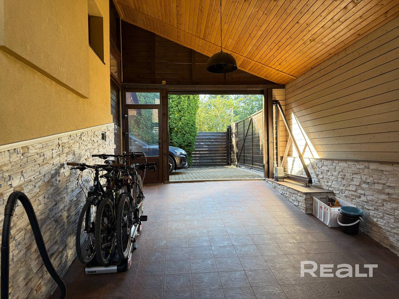 Агентство и риэлтор выбраны. Звонить только с клиентами! Дом 150 м² в СТ «Березовая Роща-1». 3 уровня: цоколь (сауна, СУ, комната отдыха), 1 этаж (кухня, гостиная), 2 этаж (2 спальни, проходная комната, гардероб, балкон). Есть 2 камина, теплый пол. Коммуникации: газ (котел Viessmann 24 кВт), вода круглый год, септик, интернет, видеонаблюдение, сигнализация с МВД. Участок: забор из лиственницы, автоворота, навес на 2 авто, автополив, гриль Napoleon. - Ansicht 6