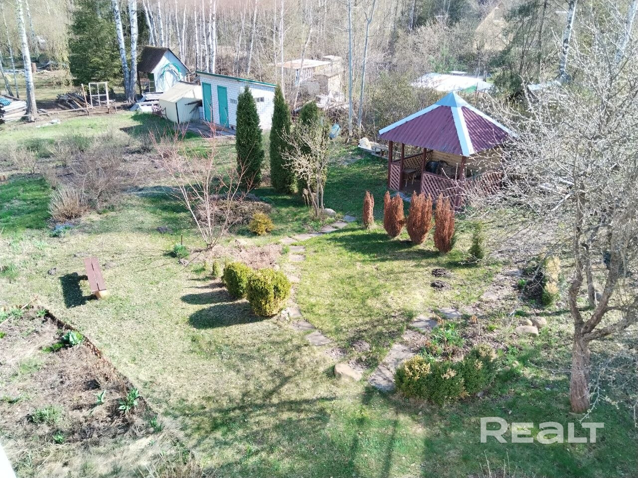 Продается дача в с.т. «Стрелок». Расстояние от Минска - 45 км. Расположена в живописном лесном массиве (грибы, ягоды), в 3 км – благоустроенное озеро. Материал стен - дерево, обложенные кирпичом. В доме печное отопление. Установлен бойлер емкостью 50л. Душ и туалет – обустроены на улице. Ухоженный участок, сад, беседка.Идеальное место для семейного отдыха. Соловьи сводят с ума своим пением. Продажа от собственника. В услугах агентств не нуждаемся, просьба не беспокоить! Реальному покупателю торг - Więcej