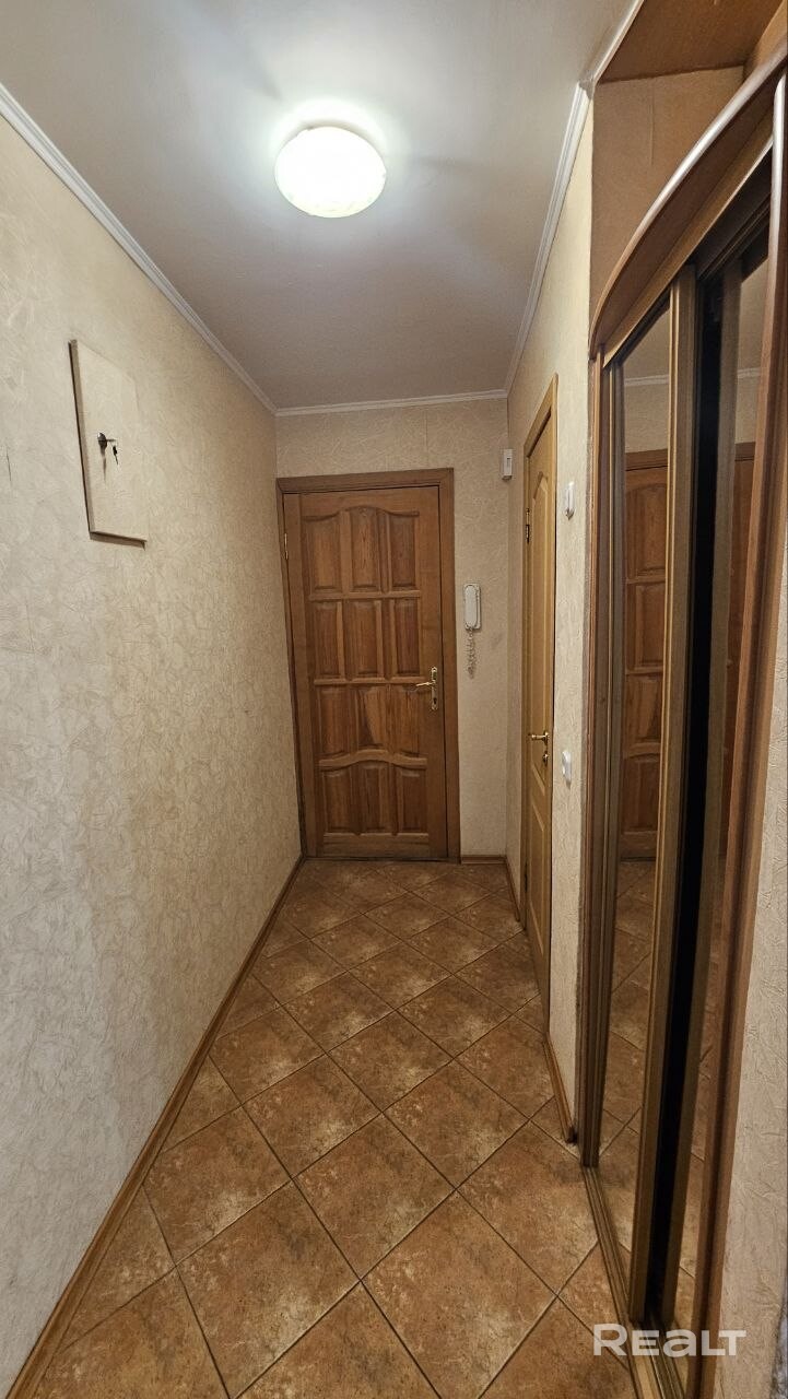 Сдается 3х комнатная квартира, Волгоградская, 57А, 5 этаж, В шаговой доступности остановки общественного транспорта, рядом метро. Зеленый спокойный район, стадион, магазины, Севастопольский сквер. Квартира сдается собственником на длительный срок от года и более по Договору только гражданам РБ. Коммунальные платежи небольшие, в квартире есть прописанные. - Mehr