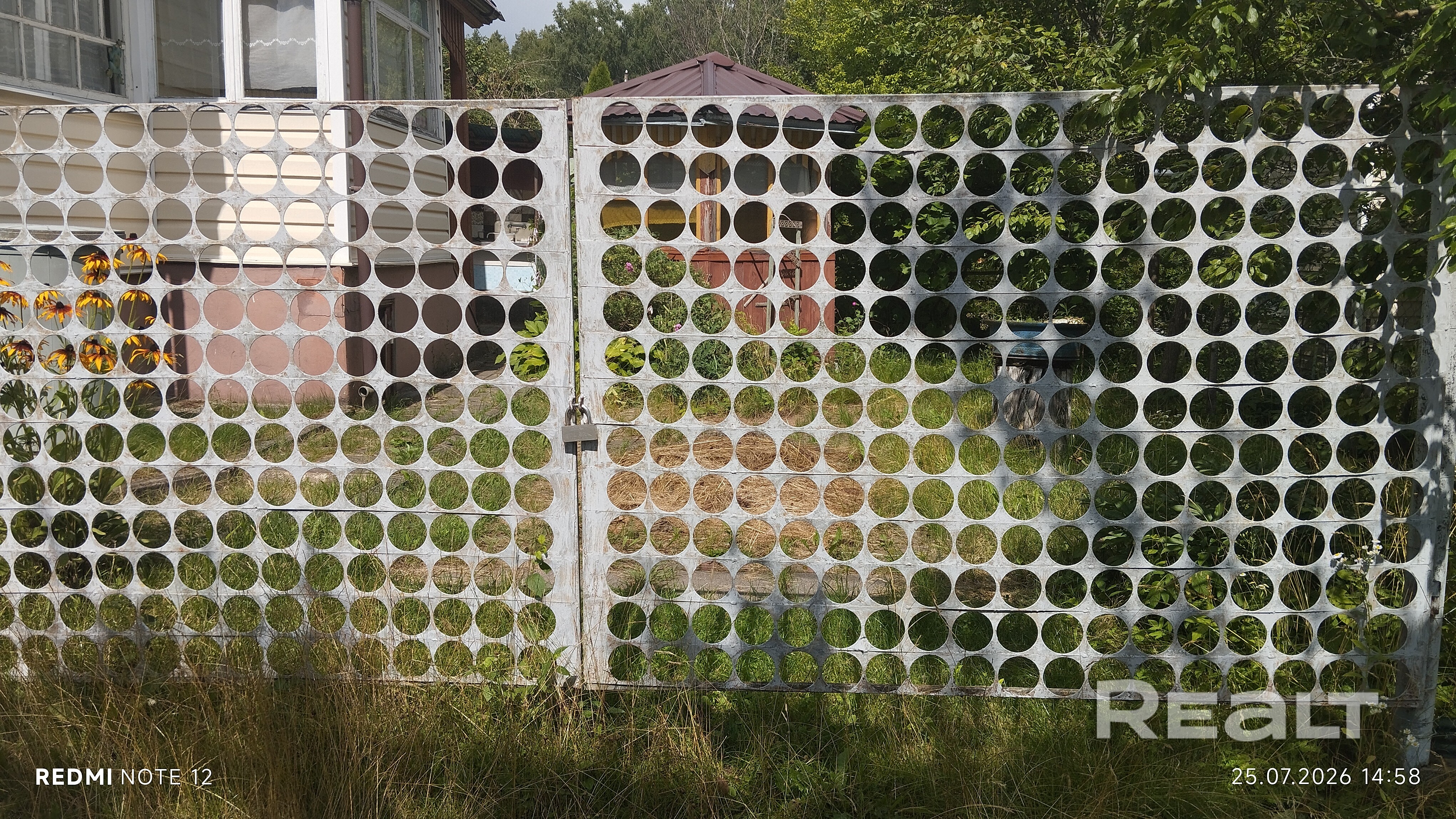 Крыжовка,14 км МКАД, с/т Экран, хорошие подъездные пути, электричка,маршрутка от Каменной горки,участок ухожен,плодовые деревья,ягодные кусты, цветы разных сортов. При въезде в с/т электрические ворота,чужой не заедет и не зайдет. Рядом лес,Минское море недалеко. Монастырские продукты магазинчик недалеко. - Meer