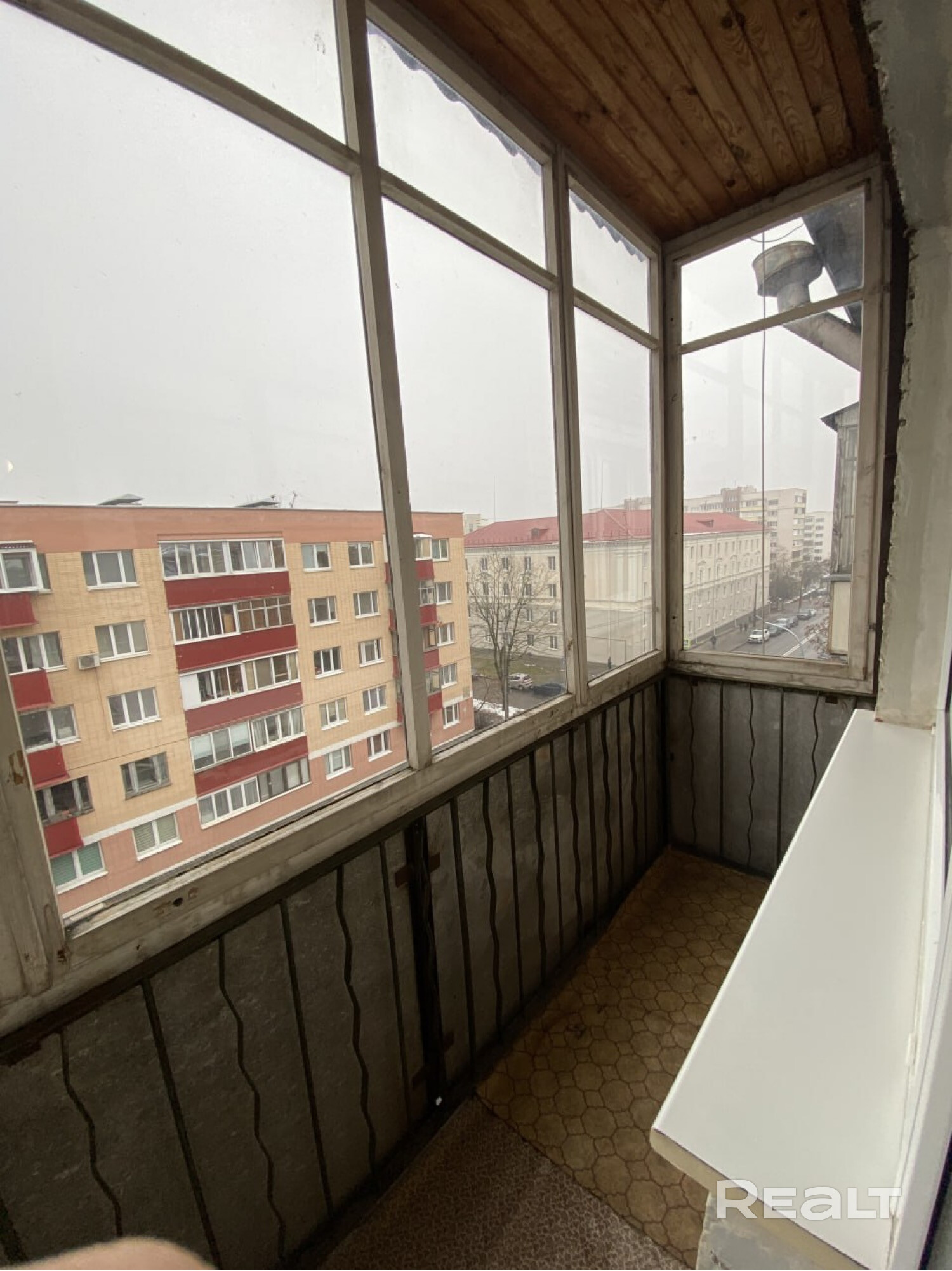 Сдаётся КВАРТИРА В ЦЕНТРЕ, 2-комнатная — уютная, тёплая, с техникой и посудой, полностью меблированная. В квартире есть всё для комфортного проживания: - Кровати, шкафы, комоды; - Оборудованная кухня с плитой, холодильником, СВЧ-печью, посудой; - Стиральная машина; - Интернет высокоскоростной (оптоволокно); - Новые пластиковые окна. Стоимость указана без учёта к/у Залог: 1 месяц Рассматриваются аккуратные жильцы: 1–3 человека, семья, можно с животными - Widok 6