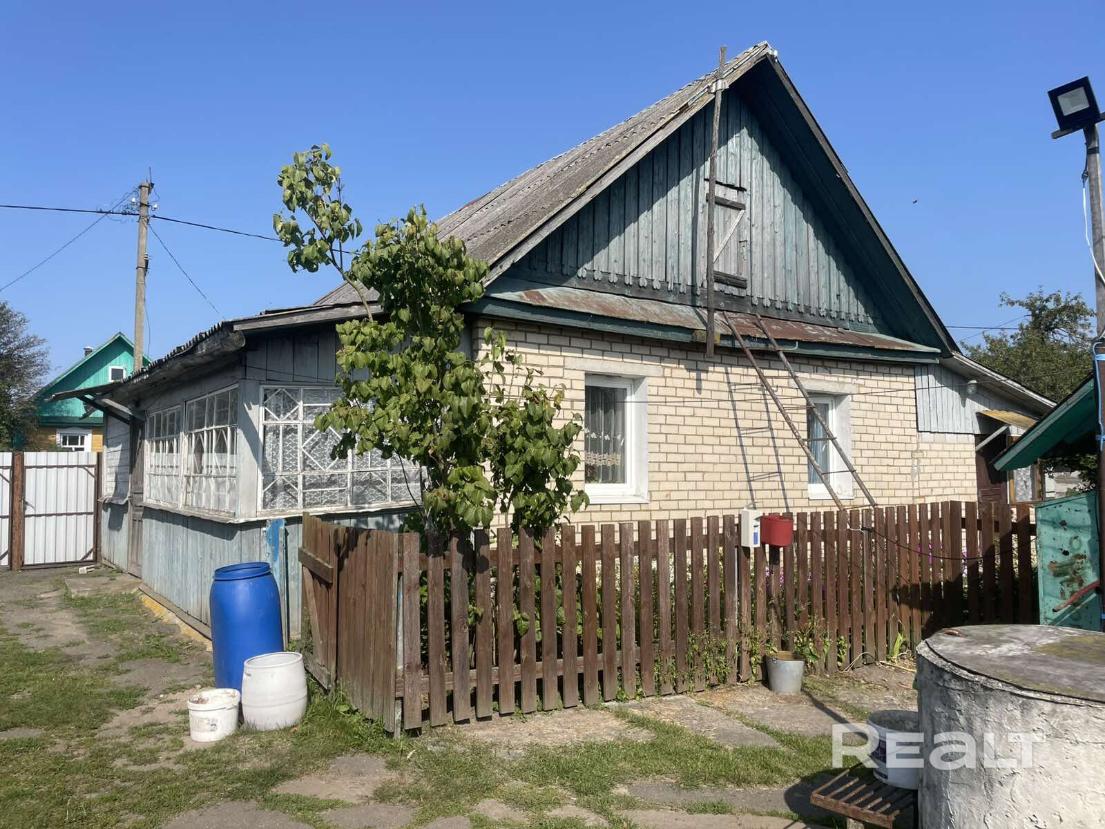 Продается жилой дом в центре агрогородка Дукора (28 км от МКАД). Участок 25 соток широкий, ухоженный, земля обрабатывалась. Ещё дополнительно 30 соток под личное подсобное хозяйство (от них можно отказаться за ненадобностью). На территории участка расположены дом, летняя кухня, беседка (под ней находится погреб), сарай, помещение из кирпича для хранения хоз. инвентаря. - Widok 3