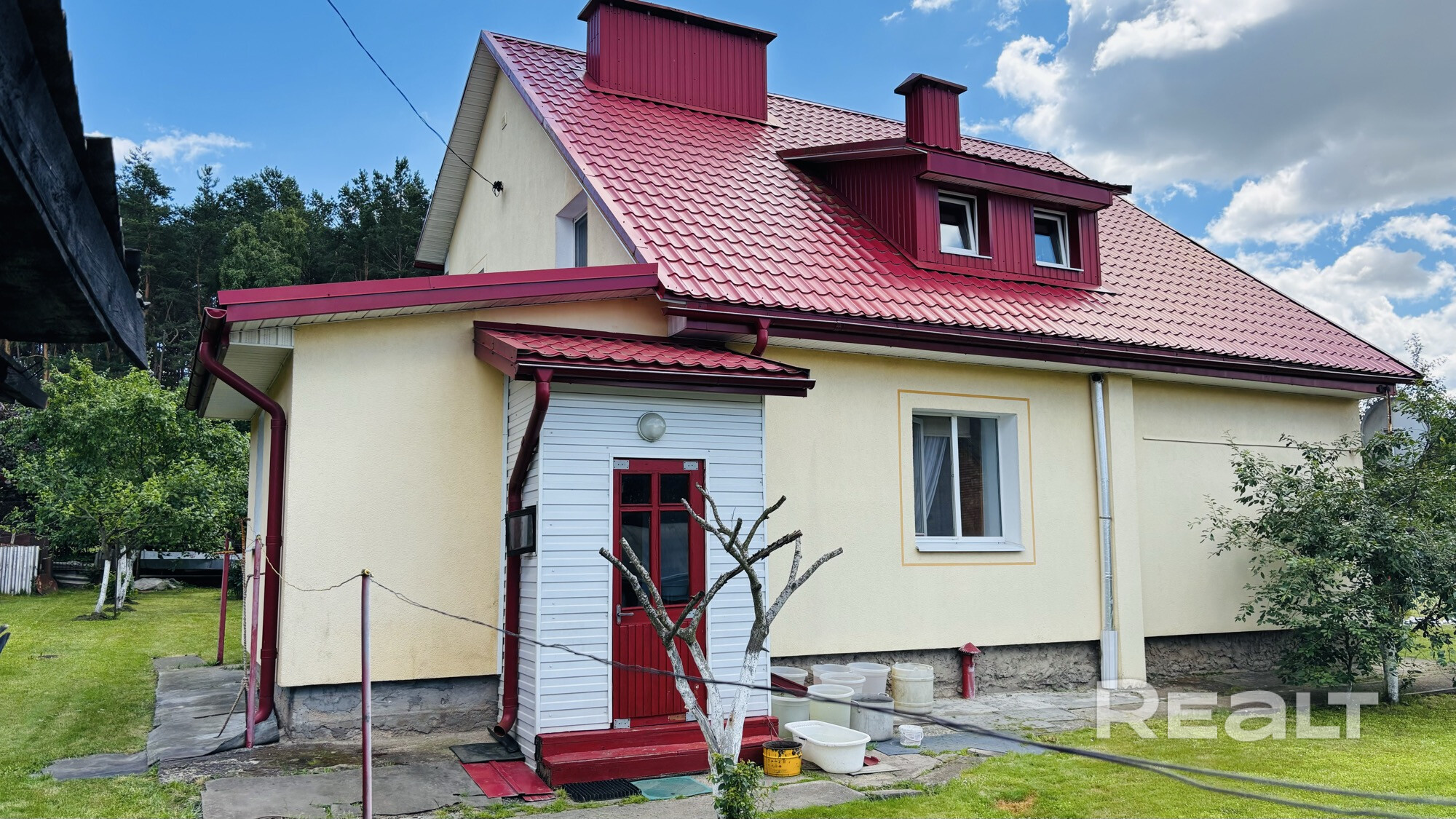 В продаже двухэтажный дом в Ратомке( 4 км от МКАД). Общая площадь 121,3 кв.м. Полностью готов к проживанию. В шаговой доступности Республиканский центр конного спорта. Дом кирпичный, утеплен мин.ватой 8-кой, оштукатурен, окрашен в 2 слоя , и покрыт декоративной крошкой. Крыша - металлочепепица, с термоизоляцией, утеплена. Два сан. узла- на первом и втором этаже. На первом этаже кухня, гостиная, жилая комната. На втором этаже гардеробная и две жилые комнаты.Есть камин в гостиной, выходит в кухню - Widok 2