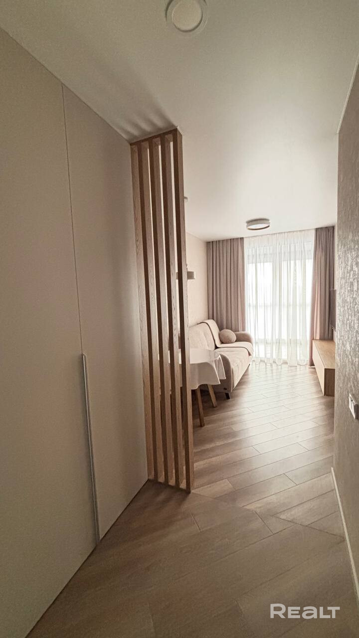 Сдается двухкомнатная квартира около метро, 23 видовой этаж, 32 кв. м. Кухня, зал, спальня, рабочее место - все комнаты разделены. Квартира укомплектована новой мебелью и техникой, сделан качественный ремонт. Высокоскоростной интернет и ТВ. Долгосрочная аренда гражданам РБ, без животных, договор. + коммунальные услуги+ залог в размере арендной платы за месяц (прописан 1 человек). Агентствам не беспокоить. - Aanzicht 2