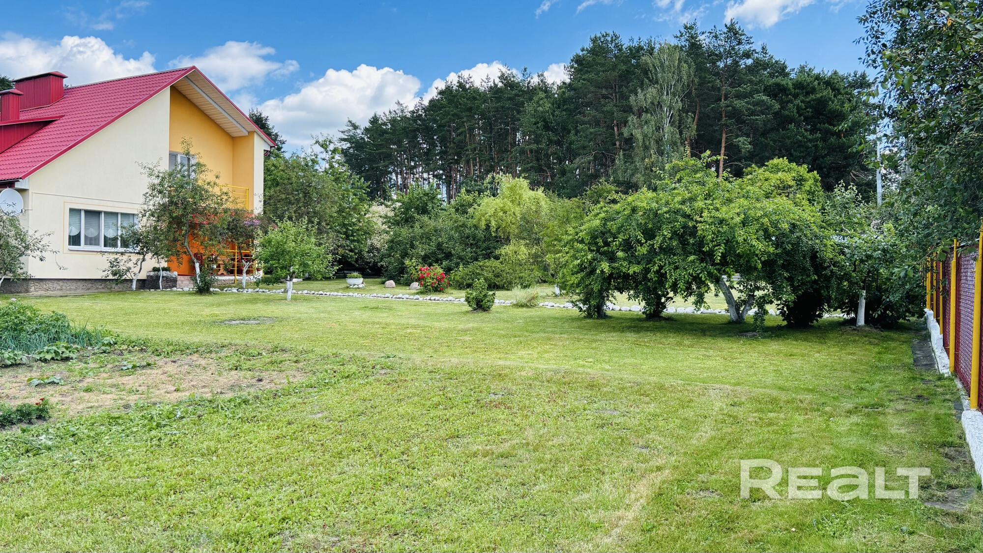 В продаже двухэтажный дом в Ратомке( 4 км от МКАД). Общая площадь 121,3 кв.м. Полностью готов к проживанию. В шаговой доступности Республиканский центр конного спорта. Дом кирпичный, утеплен мин.ватой 8-кой, оштукатурен, окрашен в 2 слоя , и покрыт декоративной крошкой. Крыша - металлочепепица, с термоизоляцией, утеплена. Два сан. узла- на первом и втором этаже. На первом этаже кухня, гостиная, жилая комната. На втором этаже гардеробная и две жилые комнаты.Есть камин в гостиной, выходит в кухню - Więcej