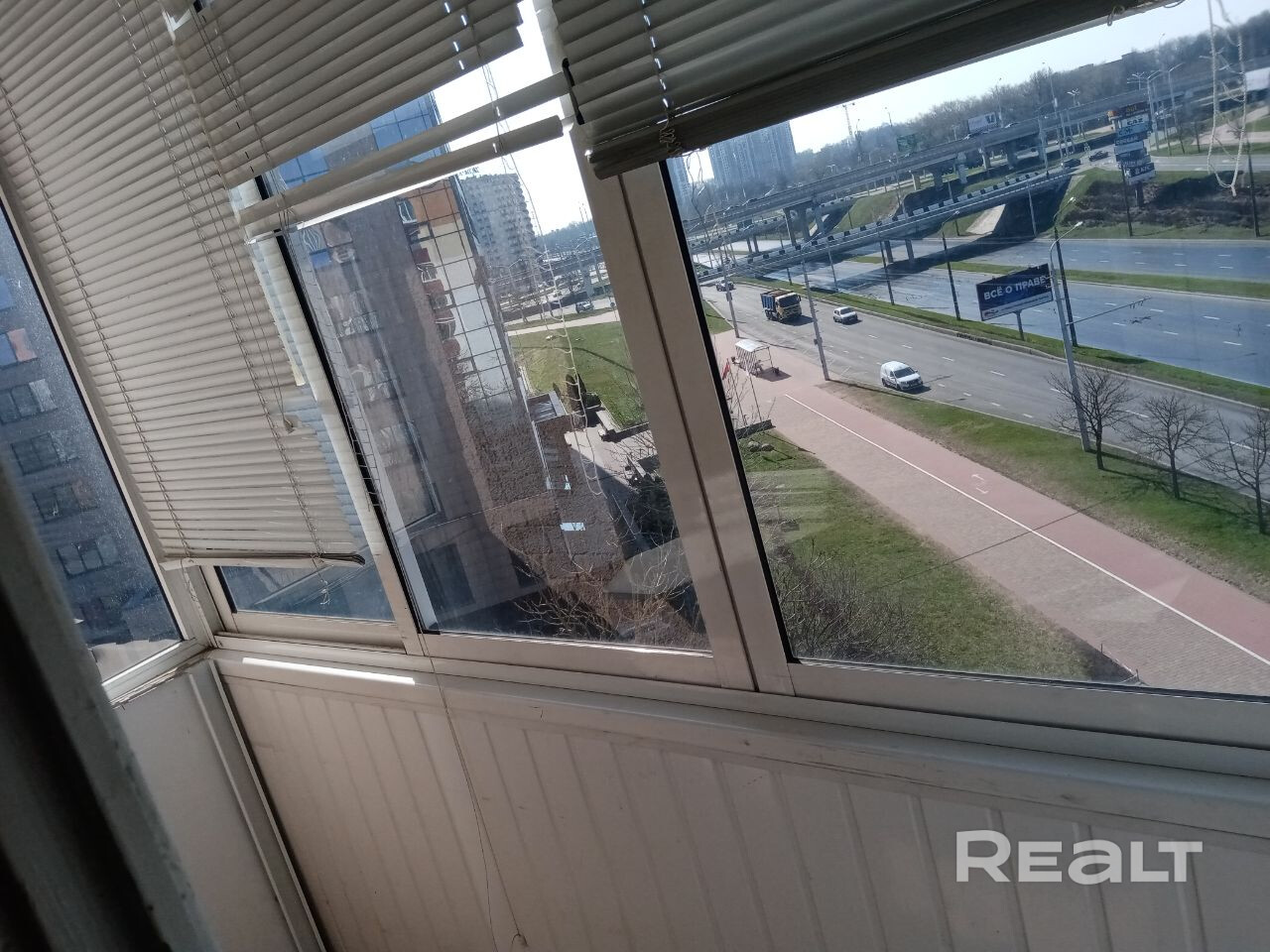 Сдаётся небольшая двухкомнатная квартира в районе Грушевка, по адресу проспект Жукова 25 корпус 1! Московский район! В квартире имеется встроенный шкаф-купе, кухонный гарнитур, холодильник, стиральная машина, балкон и лоджия застекленны, в хорошем состоянии, прописаны 2 человека, 7 этаж из 9-ти!сдача с 13 июля, долгосрочная аренда, по договору найма, без животных! За более подробной информацией обращаться по телефону +375255074387, стоимость 1100 бел. руб+коммунальные – pohled 3
