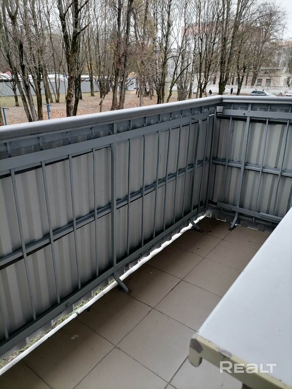 Продаётся светлая, тёплая, уютная 2-х комнатная квартира в обжитом районе Минска . Комнаты большие, изолированные, коммуникации заменены в ходе капитального ремонта, установлены счётчики на воду и газ, стеклопакеты, металлическая входная дверь. Имеется отдельное сухое подвальное помещение. Чистый, отремонтированный подъезд. Недалеко от дома расположен рынок, в пешей доступности ж/д станция "Курасовщина", что дает возможность быстро доехать в центр города и за город. Рядом детский сад, школа. - Więcej