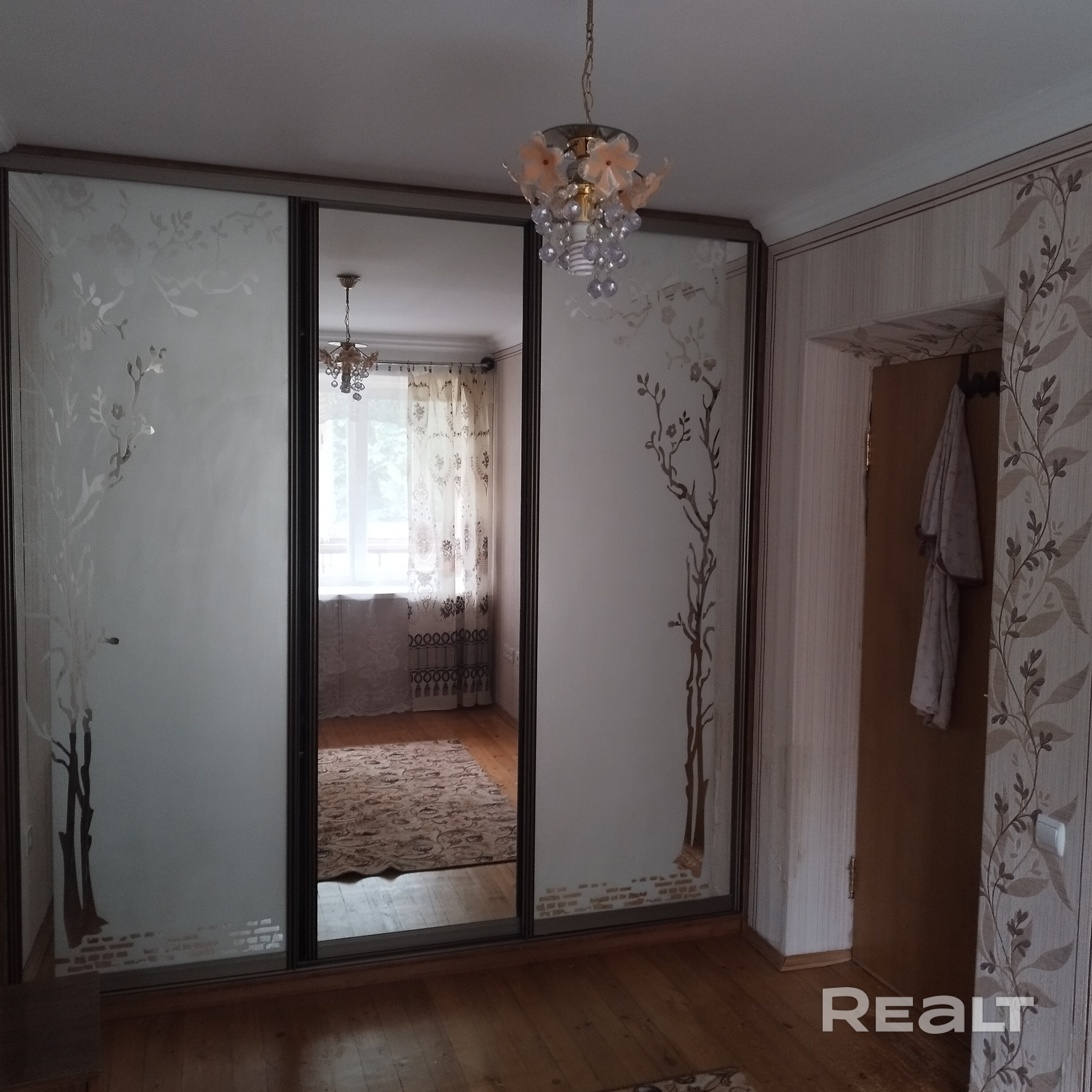 Удобное транспортное расположение, 3 ветки метро в 5 мин езды (1 - 3 остановки),магазины в шаговой доступности,балкон 9м,в квартиру проведён оптоволоконный интернет Белтелеком пакет ясно 200, ТВ зала, в доме есть лифт. Рассматриваются жильцы 1 - 3 человека семья желательно Без животных Стоимость указана без учёта ЖКУ. - Więcej