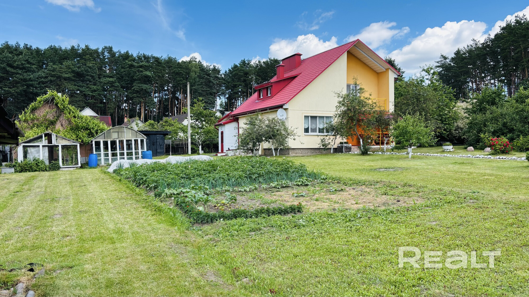 В продаже двухэтажный дом в Ратомке( 4 км от МКАД). Общая площадь 121,3 кв.м. Полностью готов к проживанию. В шаговой доступности Республиканский центр конного спорта. Дом кирпичный, утеплен мин.ватой 8-кой, оштукатурен, окрашен в 2 слоя , и покрыт декоративной крошкой. Крыша - металлочепепица, с термоизоляцией, утеплена. Два сан. узла- на первом и втором этаже. На первом этаже кухня, гостиная, жилая комната. На втором этаже гардеробная и две жилые комнаты.Есть камин в гостиной, выходит в кухню - Widok 6