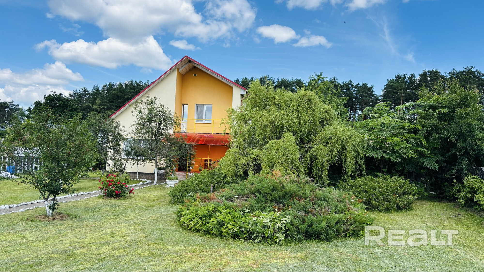 В продаже двухэтажный дом в Ратомке( 4 км от МКАД). Общая площадь 121,3 кв.м. Полностью готов к проживанию. В шаговой доступности Республиканский центр конного спорта. Дом кирпичный, утеплен мин.ватой 8-кой, оштукатурен, окрашен в 2 слоя , и покрыт декоративной крошкой. Крыша - металлочепепица, с термоизоляцией, утеплена. Два сан. узла- на первом и втором этаже. На первом этаже кухня, гостиная, жилая комната. На втором этаже гардеробная и две жилые комнаты.Есть камин в гостиной, выходит в кухню - Widok 5