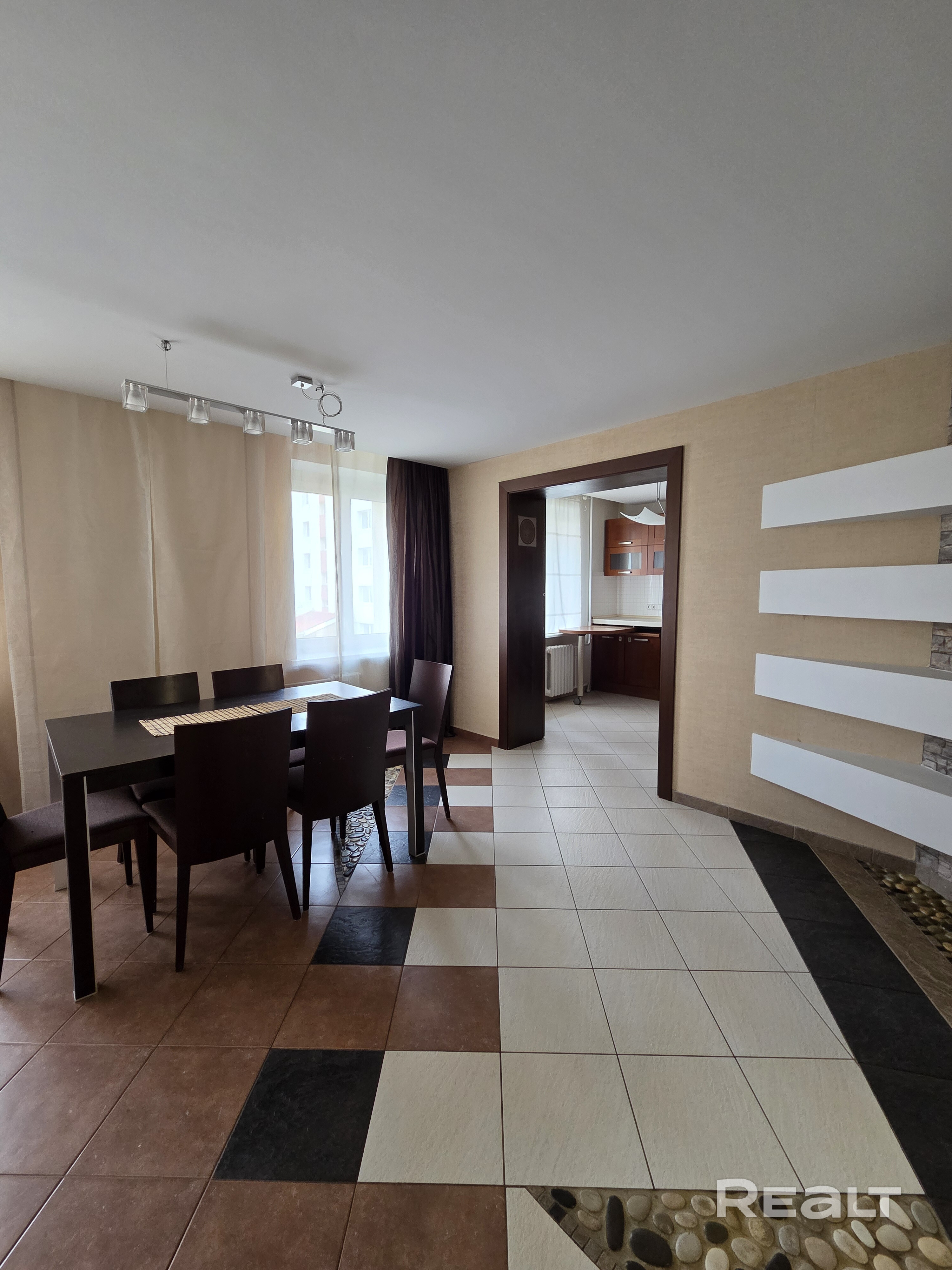 Продаётся 3-комнатная квартира 98м.кв. по СНБ в зеленом, экологически чистом, обжитом микрорайоне Уручье. Квартира находится на 3-ем этаже 5-ти этажного кирпичного дома 2004 года постройки. Дом расположен в 7-и минутах ходьбы от станции метро "Уручье". Рядом всё для комфортного проживания.Вся инфраструктура находится в шаговой доступности. С мебелью,готова к проживанию. Рядом с домом станции для зарядки электромобилей. Приглашаем на просмотр квартиры в удобное для вас время. Звоните! - Mehr