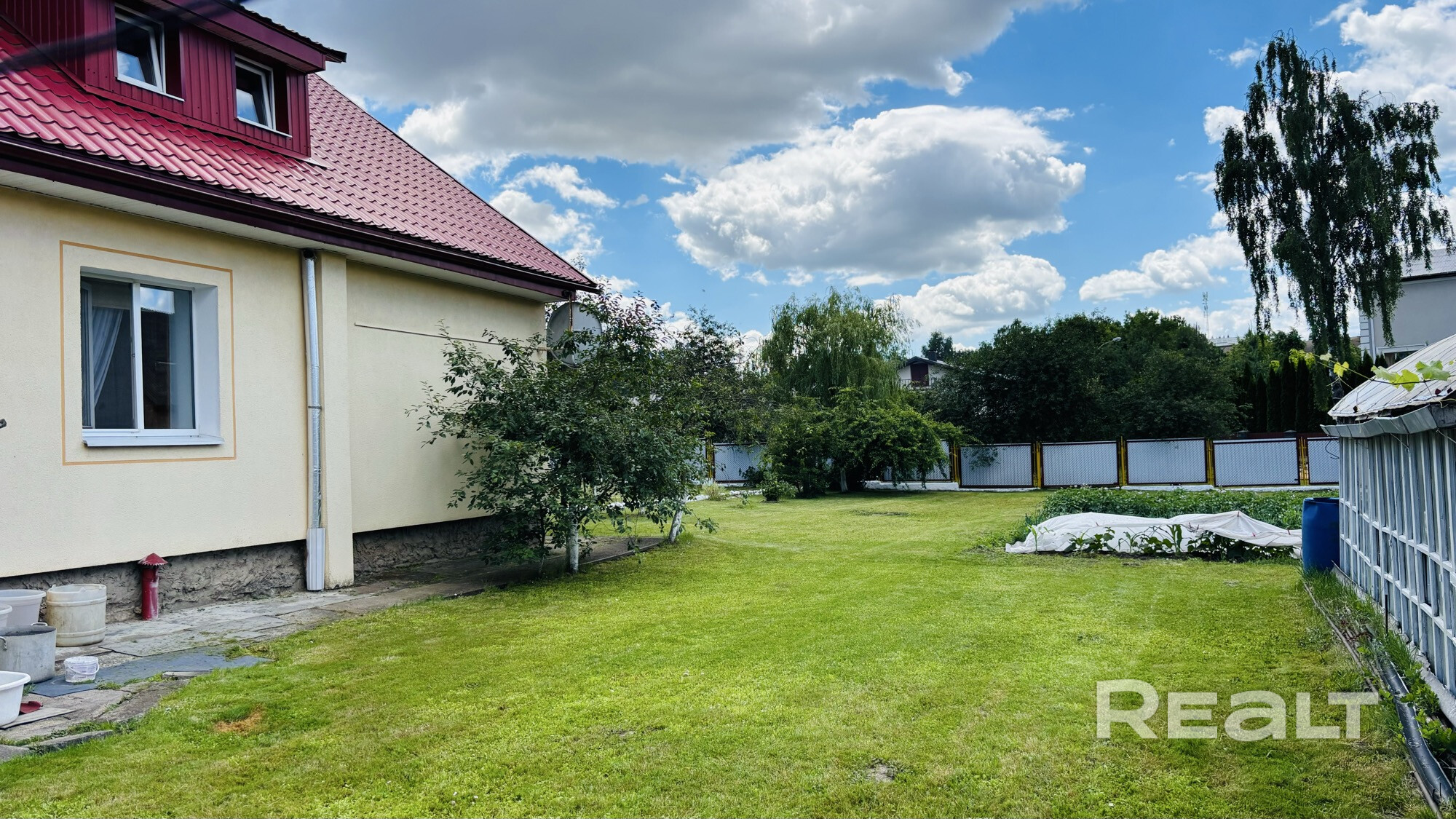 В продаже двухэтажный дом в Ратомке( 4 км от МКАД). Общая площадь 121,3 кв.м. Полностью готов к проживанию. В шаговой доступности Республиканский центр конного спорта. Дом кирпичный, утеплен мин.ватой 8-кой, оштукатурен, окрашен в 2 слоя , и покрыт декоративной крошкой. Крыша - металлочепепица, с термоизоляцией, утеплена. Два сан. узла- на первом и втором этаже. На первом этаже кухня, гостиная, жилая комната. На втором этаже гардеробная и две жилые комнаты.Есть камин в гостиной, выходит в кухню - Widok 3