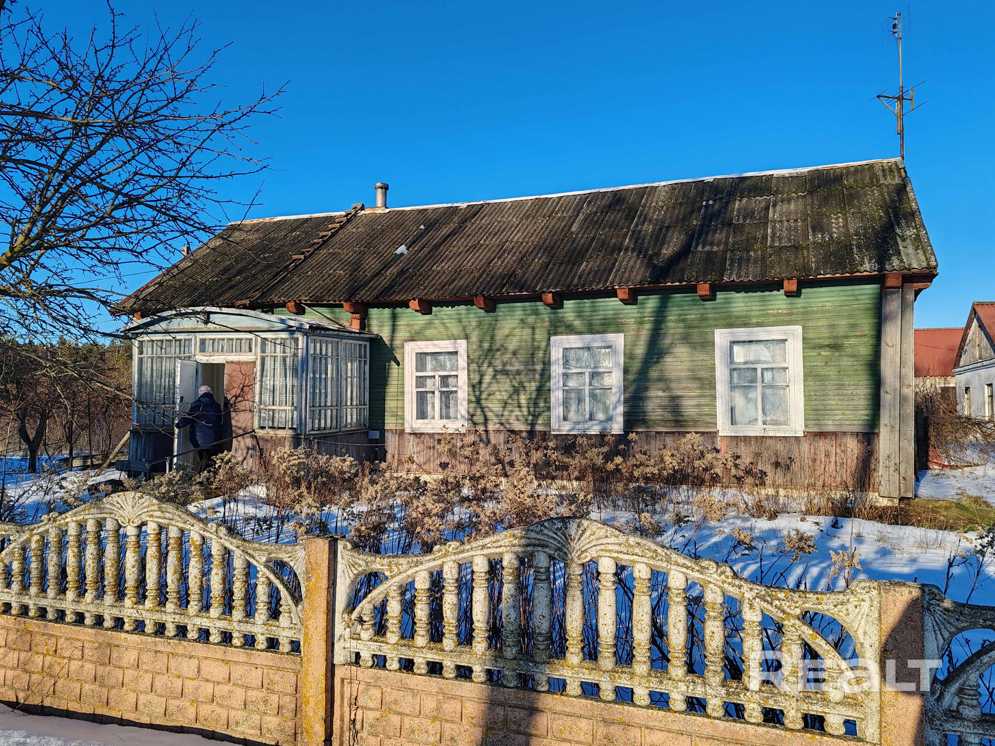Продаётся жилой дом общей площадью 73.1м2. Дом находится по адресу Несвижский район, д. Погулянка, дом 1.(14 соток). 4 км от г.Несвиж. В доме имеется электричество, вода, местная канализация, отопление паровое. На территории участка есть сарай и гараж. Все вопросы по телефону. - Widok 3