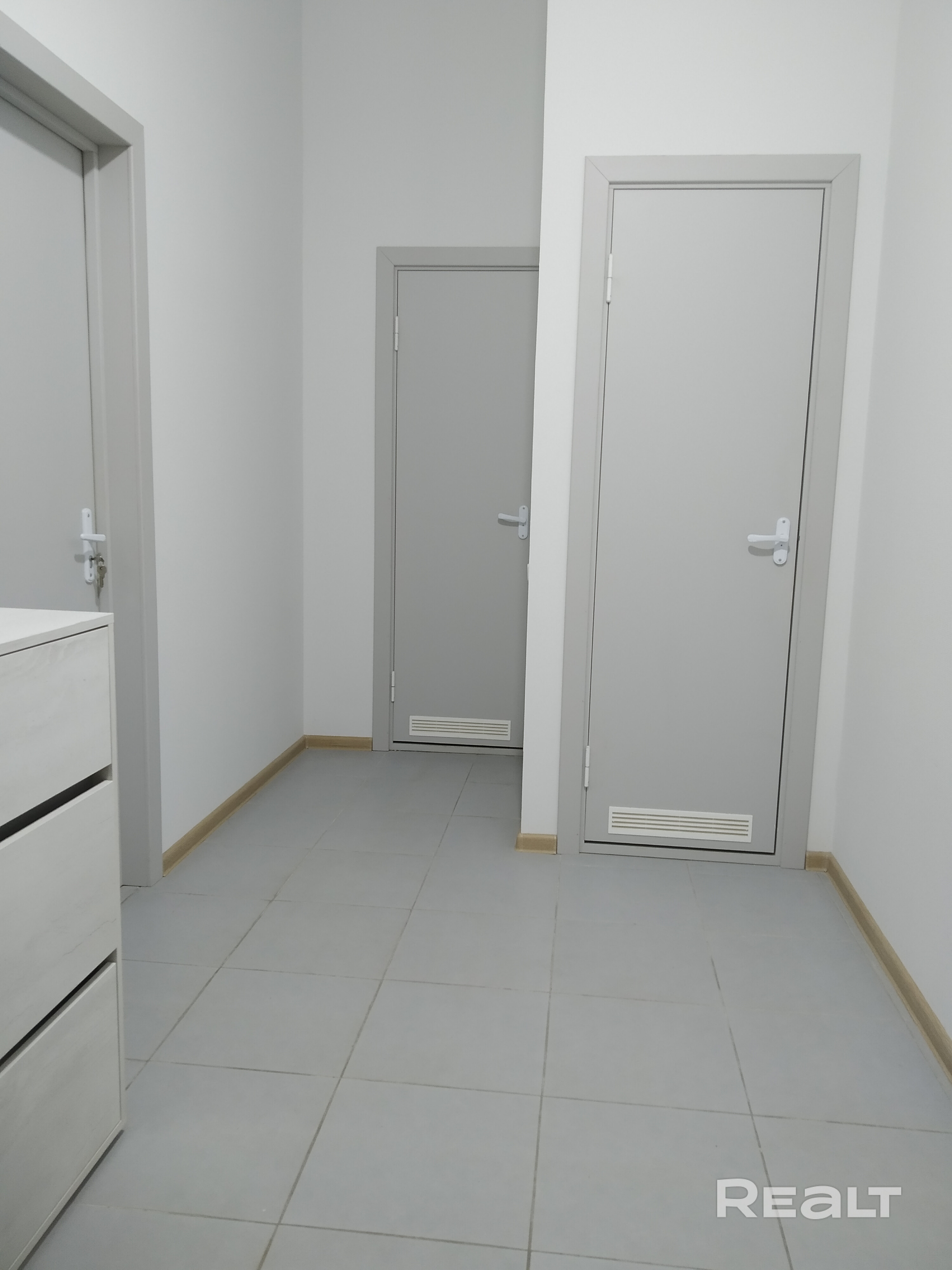 Продам 2х комн. квартиру пр-т Независимости 134к2 . Расположенную во 2м корпусе торгового центра "Першы нацыянальны" Квартира находится на теневой стороне (под окнами нет авто). Отдельный тамбур за металлической дверью на 7квартир. Видеонаблюдение, видеодомофон, подземный паркинг,в который можно попасть прямо из лифта. Уникальность квартиры: соседи только сверху, высота потолков Внимание! 4 метра 80 сантиметров. При наличии финансов и фантазии можно сделать 2х уровневую. Отделка от застройщика. - Ansicht 6