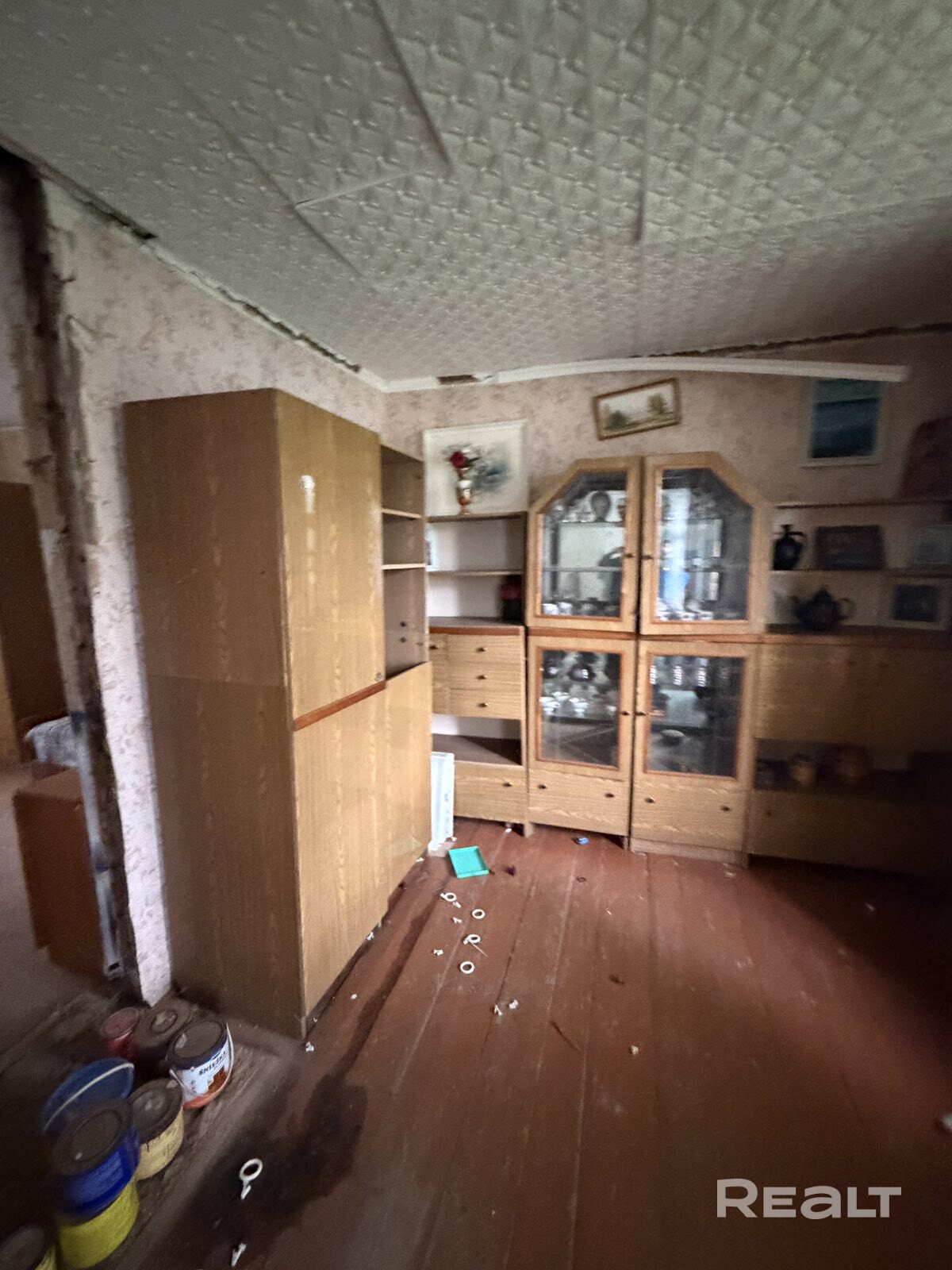 Продается дом в д.Ганусовщина, Несвижский р-н, в 5 минутах от Несвижа. Вода - колонка, электричество в доме, интернет-оптоволокно рядом. - Więcej