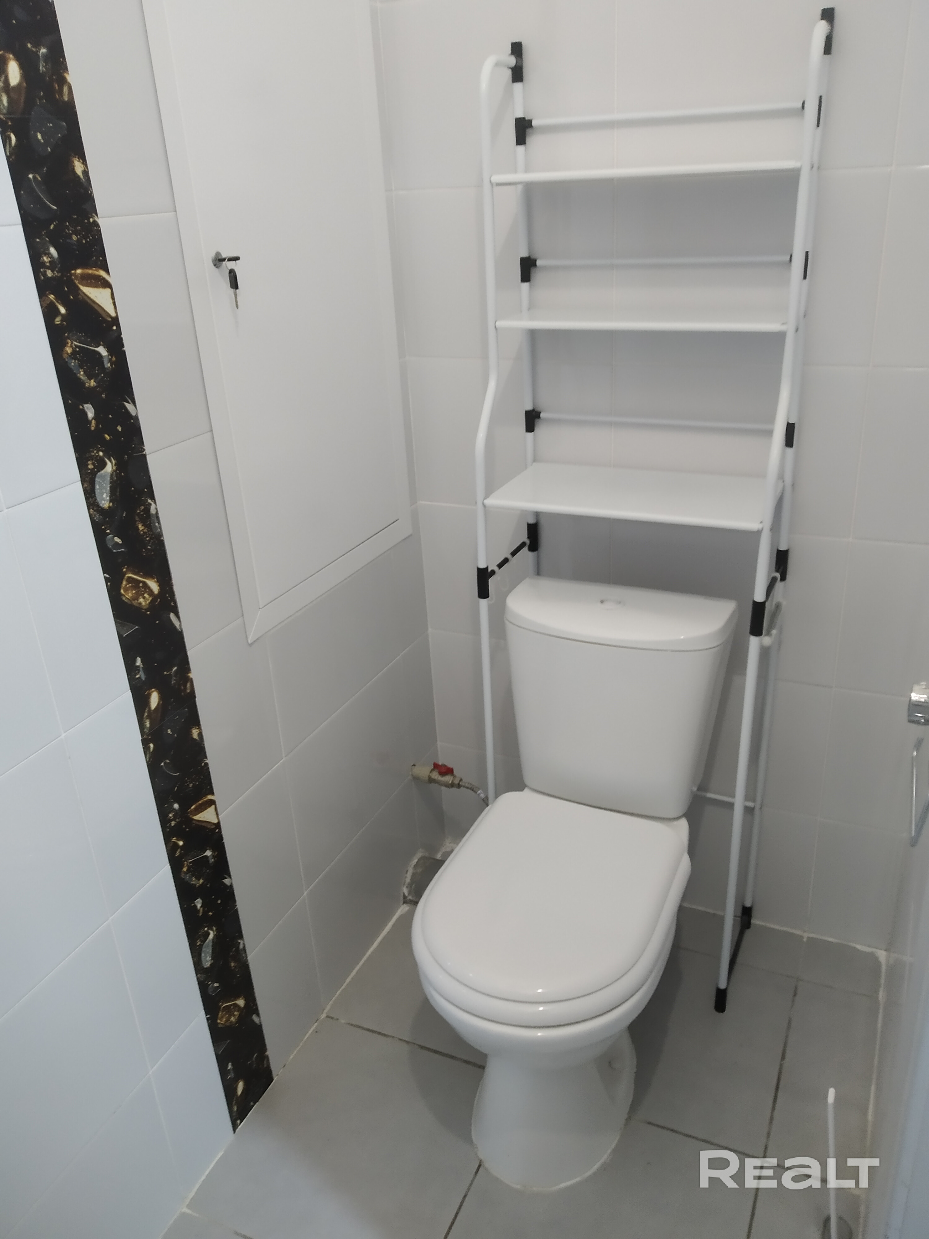Продам 2х комн. квартиру пр-т Независимости 134к2 . Расположенную во 2м корпусе торгового центра "Першы нацыянальны" Квартира находится на теневой стороне (под окнами нет авто). Отдельный тамбур за металлической дверью на 7квартир. Видеонаблюдение, видеодомофон, подземный паркинг,в который можно попасть прямо из лифта. Уникальность квартиры: соседи только сверху, высота потолков Внимание! 4 метра 80 сантиметров. При наличии финансов и фантазии можно сделать 2х уровневую. Отделка от застройщика. - Mehr