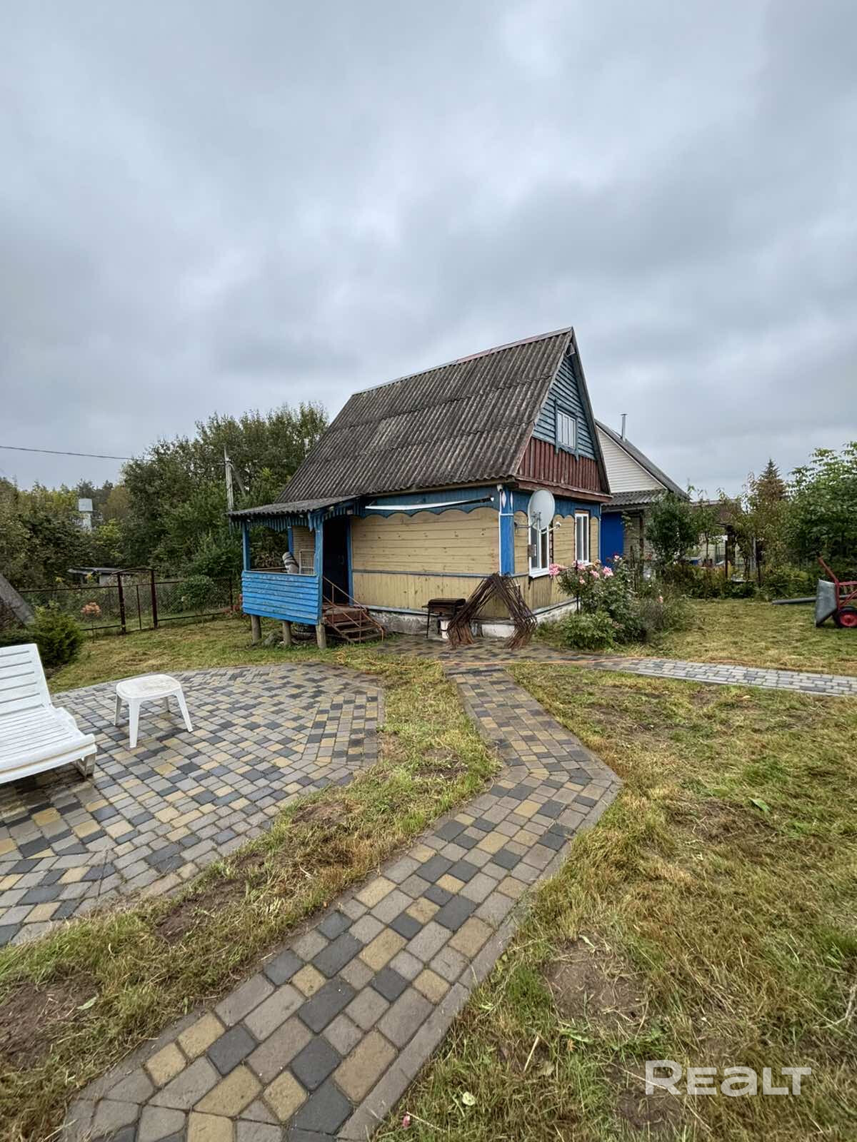 Продается дача в 50км от Минска Молодечненское. Водоснабжение сезонное. Канализация собственная. Парковка и въезд собственные, подъезд круглогодичный. Имеются декоративные и плодово-ягодные посадки. Выложены площадка под бассейн и дорожки. Дом внутри отделан вагонкой Штиль. Отопление - печь-камин. Дача продается со всей мебелью. На территории имеется видеонаблюдение. Установлено антенное телевидение. Есть гостевой дом, который состоит из террасы, парилки, комнаты отдыха. Продажа от собственника - Ansicht 5