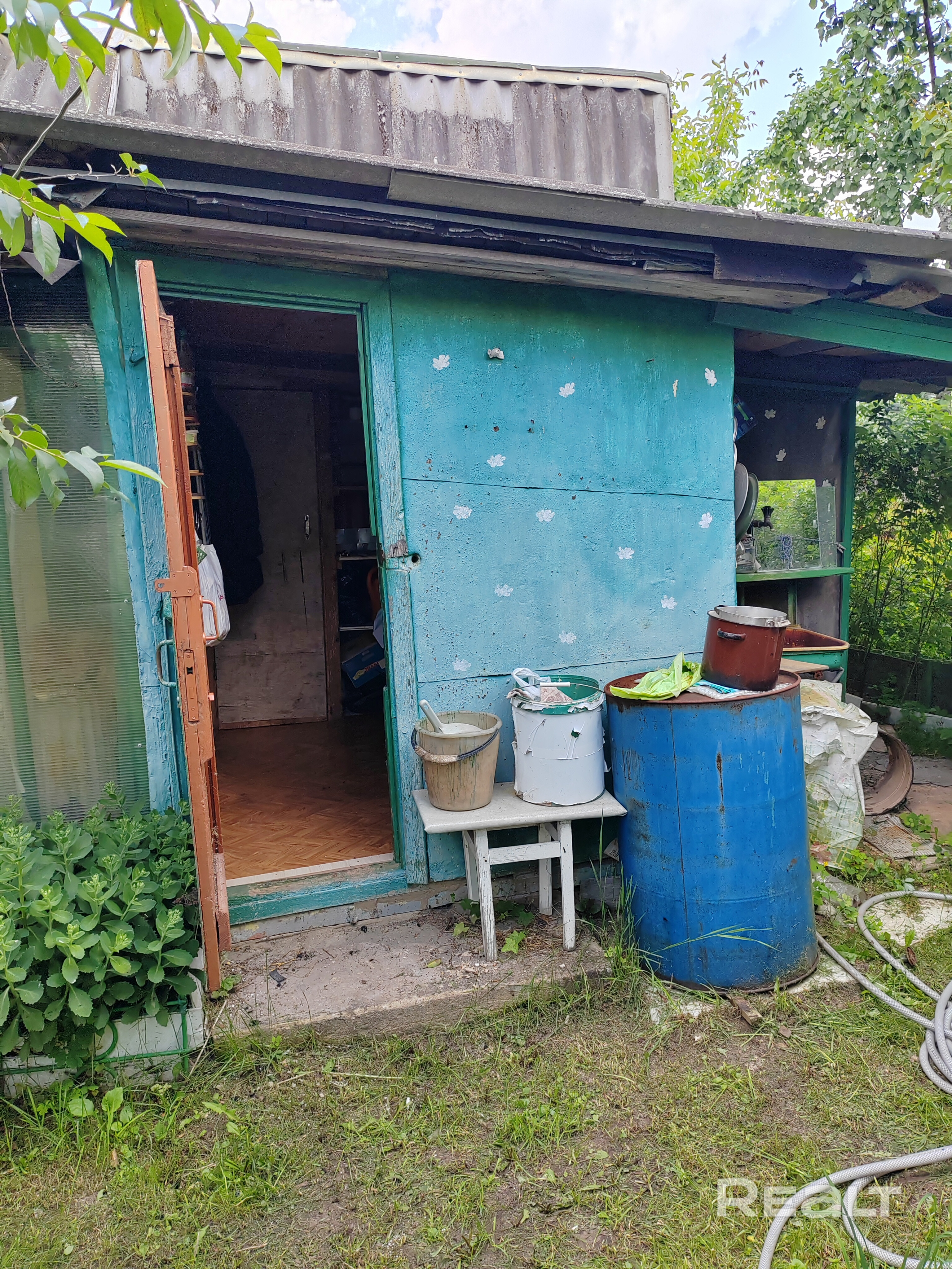 На участке двухэтажный дом, бытовка, гостевой домик, большая беседка. В 2013 году посажен сад (вишня, черешня, яблони), имеются кустики смородины и крыжовника. Разросшийся виноград изабелла. - Ansicht 6