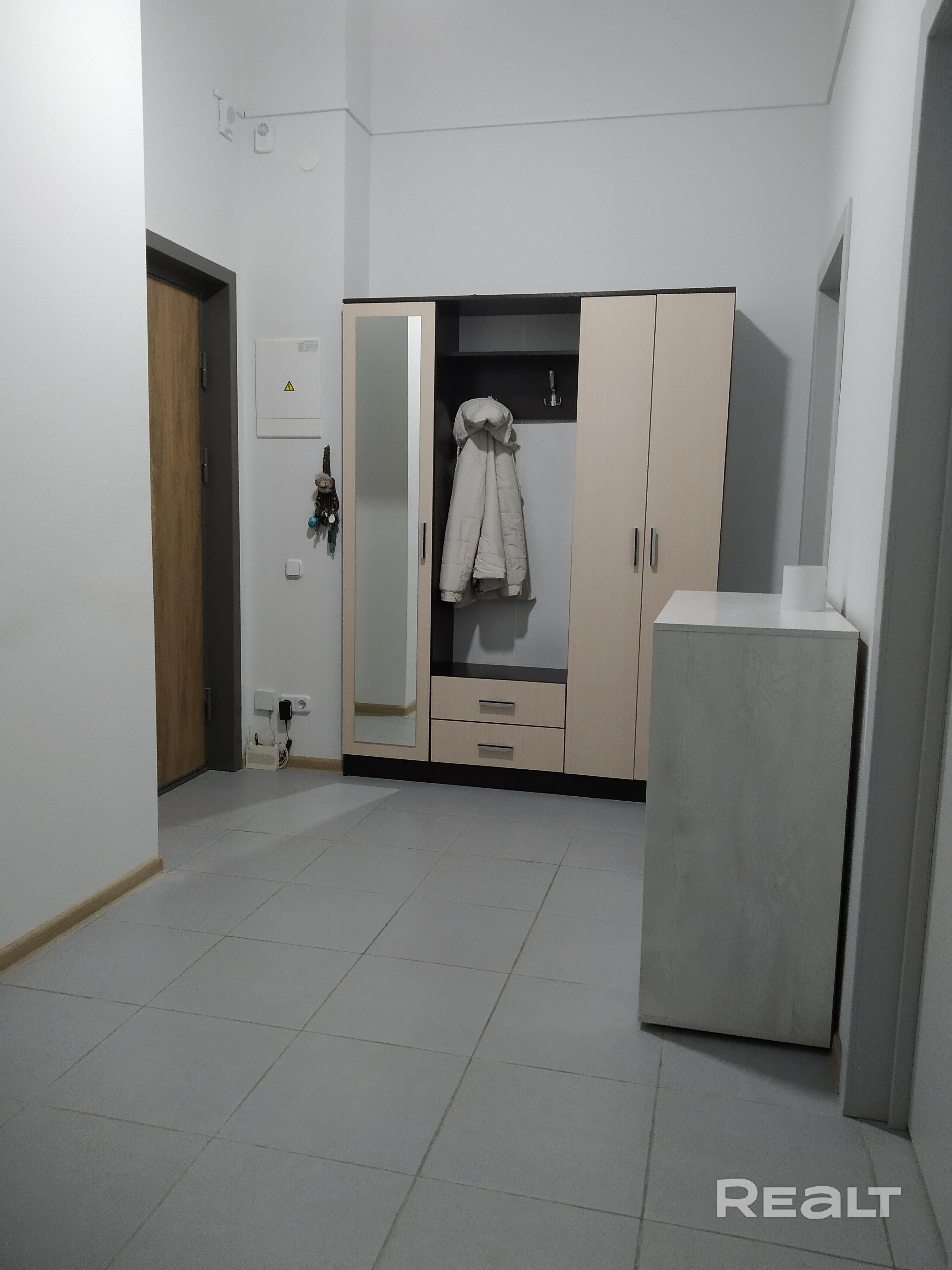 Продам 2х комн. квартиру пр-т Независимости 134к2 . Расположенную во 2м корпусе торгового центра "Першы нацыянальны" Квартира находится на теневой стороне (под окнами нет авто). Отдельный тамбур за металлической дверью на 7квартир. Видеонаблюдение, видеодомофон, подземный паркинг,в который можно попасть прямо из лифта. Уникальность квартиры: соседи только сверху, высота потолков Внимание! 4 метра 80 сантиметров. При наличии финансов и фантазии можно сделать 2х уровневую. Отделка от застройщика. - Ansicht 5