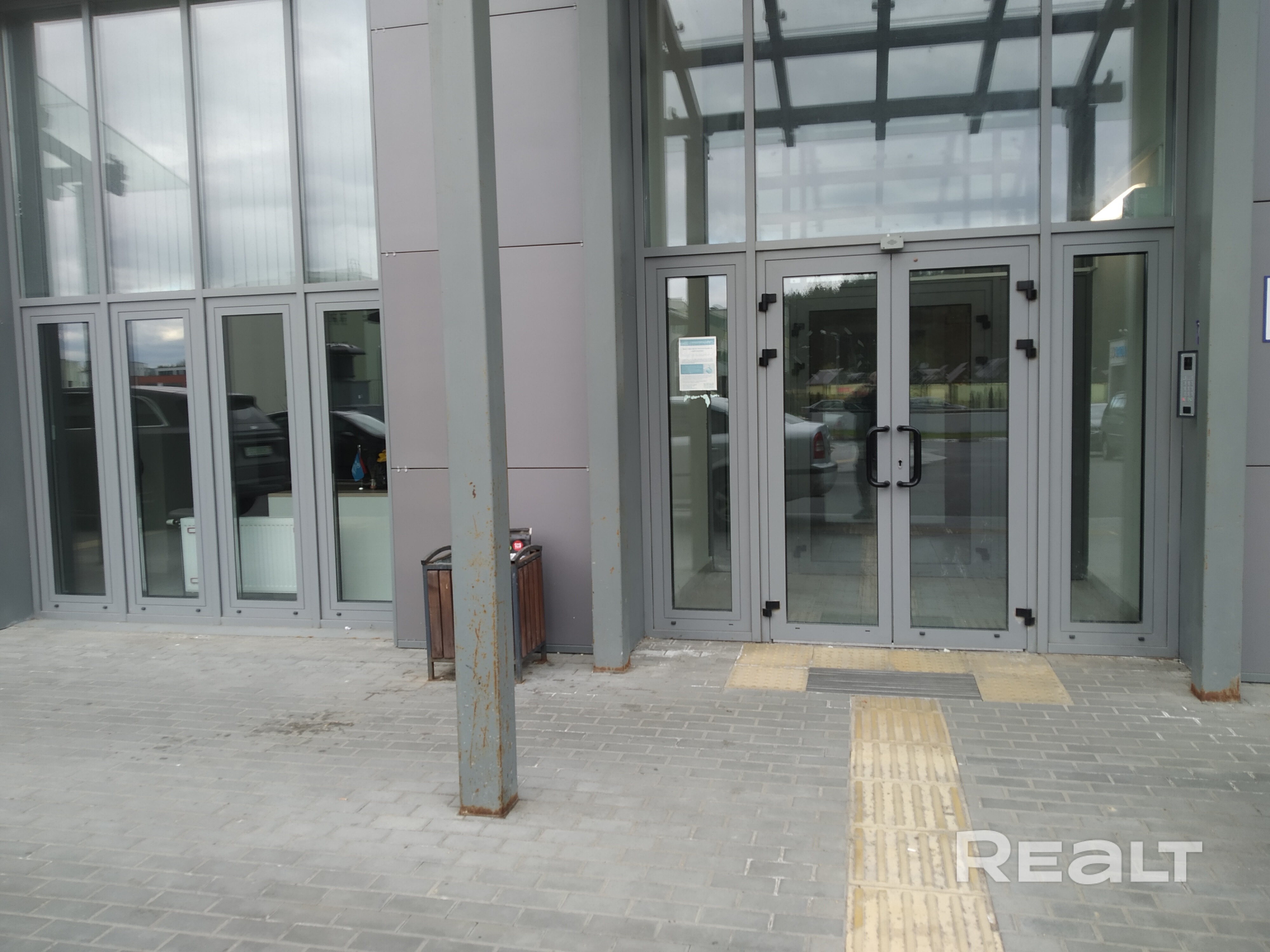 Продам 2х комн. квартиру пр-т Независимости 134к2 . Расположенную во 2м корпусе торгового центра "Першы нацыянальны" Квартира находится на теневой стороне (под окнами нет авто). Отдельный тамбур за металлической дверью на 7квартир. Видеонаблюдение, видеодомофон, подземный паркинг,в который можно попасть прямо из лифта. Уникальность квартиры: соседи только сверху, высота потолков Внимание! 4 метра 80 сантиметров. При наличии финансов и фантазии можно сделать 2х уровневую. Отделка от застройщика. - Ansicht 3